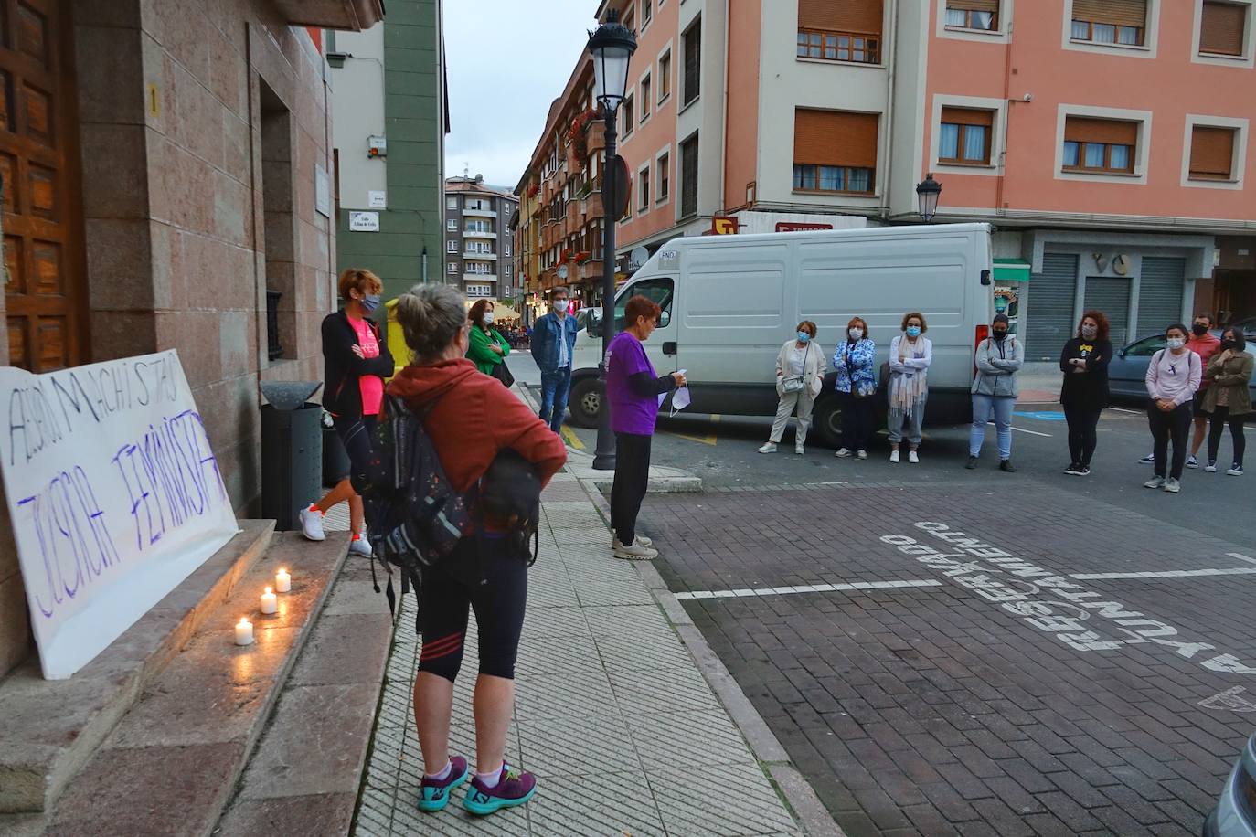 Las concentraciones en repulsa del asesinato a manos de su padre de la pequeña Olivia y de la desaparición de su hermana Anna se han sucedido a lo largo de los principales municipios de Asturias. Los manifestantes también han mostrado su repulsa ante el asesinato de Rocío, después de que su expareja y padre de su bebé de cuatro meses, confesase haberla matado. 