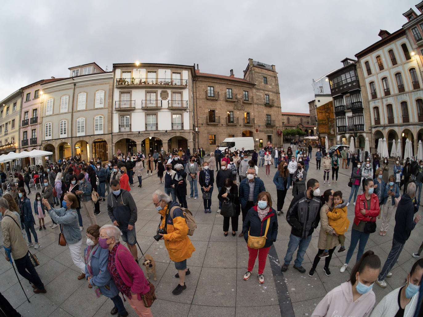 Las concentraciones en repulsa del asesinato a manos de su padre de la pequeña Olivia y de la desaparición de su hermana Anna se han sucedido a lo largo de los principales municipios de Asturias. Los manifestantes también han mostrado su repulsa ante el asesinato de Rocío, después de que su expareja y padre de su bebé de cuatro meses, confesase haberla matado. 