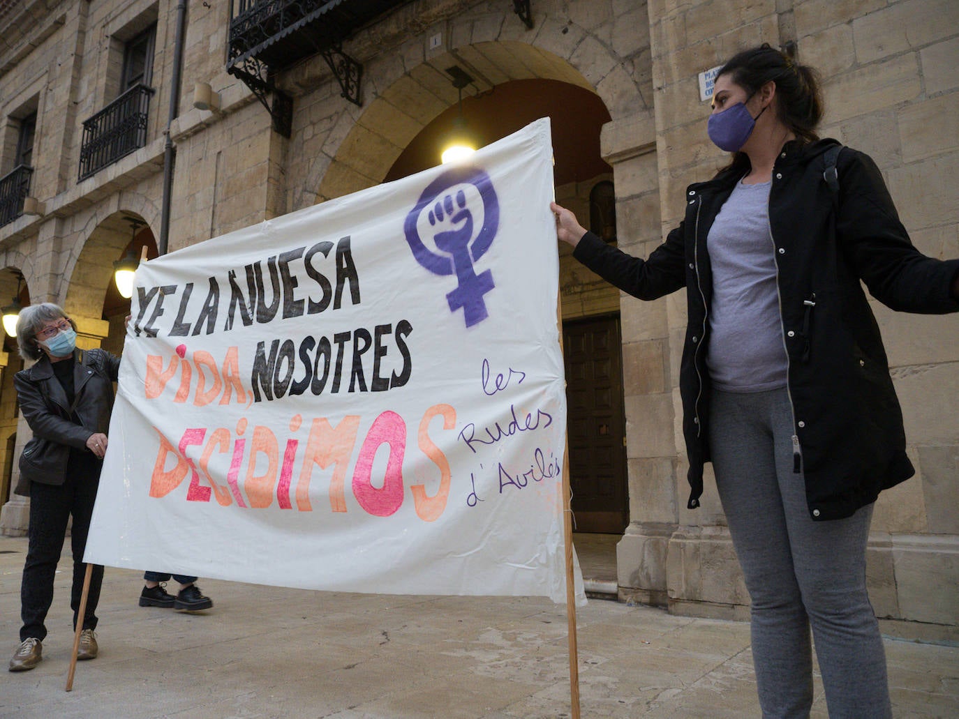 Las concentraciones en repulsa del asesinato a manos de su padre de la pequeña Olivia y de la desaparición de su hermana Anna se han sucedido a lo largo de los principales municipios de Asturias. Los manifestantes también han mostrado su repulsa ante el asesinato de Rocío, después de que su expareja y padre de su bebé de cuatro meses, confesase haberla matado. 