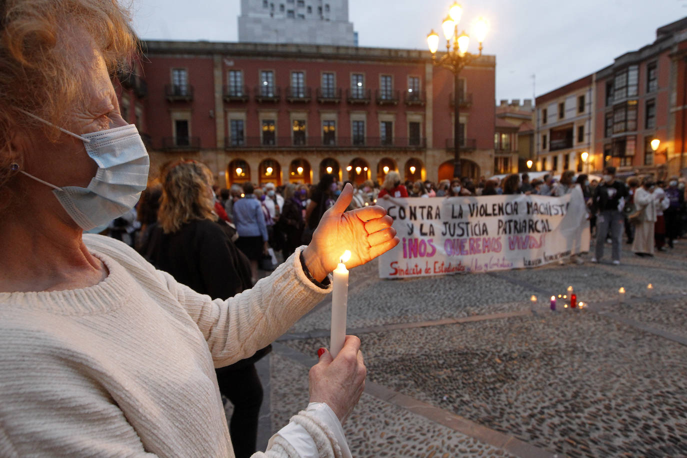 La pena más profunda, la rabia más absoluta, la repulsa más contundente. Cientos de asturianos iluminaron ayer con velas las calles de Avilés, Corvera, Castrillón, Gijón, Siero, Oviedo, Cabrales, Cangas de Onís, Piloña, Ribadesella, Llanes, Parres, Ribadedeva, Colunga, Villaviciosa, Bimenes, Langreo, Mieres, Lena, Navia, La Caridad, Grado, Nava, Sariego y San Martín del Rey Aurelio para homenajear a las niñas de Tenerife, condenar los últimos crímenes de violencia machista y vicaria y pedir el fin de esta lacra, que en lo que va de año ha acabado con la vida de 18 mujeres, al confirmarse que la muerte de la joven sevillana Rocío C. P. fue un crimen machista. 