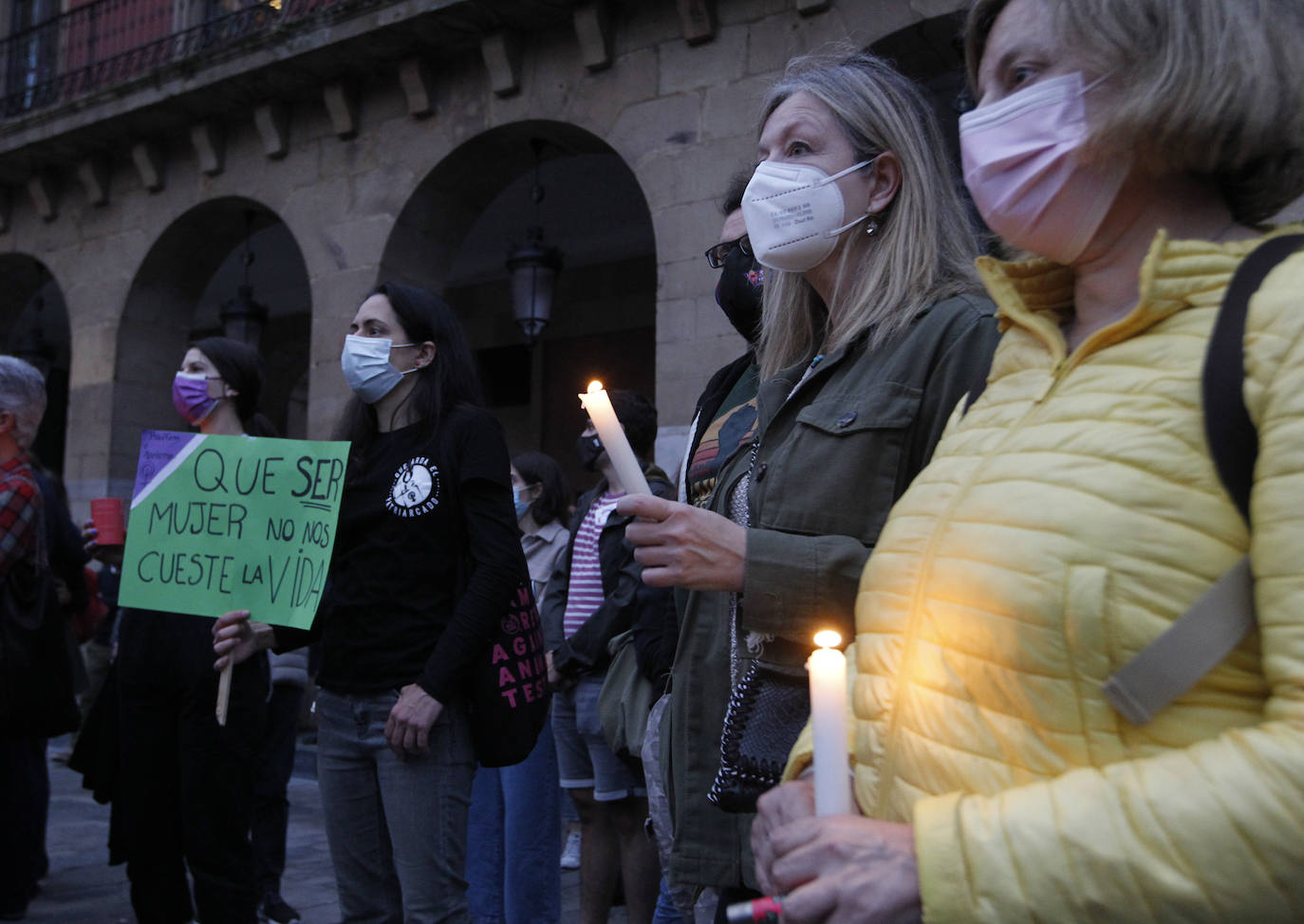 La pena más profunda, la rabia más absoluta, la repulsa más contundente. Cientos de asturianos iluminaron ayer con velas las calles de Avilés, Corvera, Castrillón, Gijón, Siero, Oviedo, Cabrales, Cangas de Onís, Piloña, Ribadesella, Llanes, Parres, Ribadedeva, Colunga, Villaviciosa, Bimenes, Langreo, Mieres, Lena, Navia, La Caridad, Grado, Nava, Sariego y San Martín del Rey Aurelio para homenajear a las niñas de Tenerife, condenar los últimos crímenes de violencia machista y vicaria y pedir el fin de esta lacra, que en lo que va de año ha acabado con la vida de 18 mujeres, al confirmarse que la muerte de la joven sevillana Rocío C. P. fue un crimen machista.