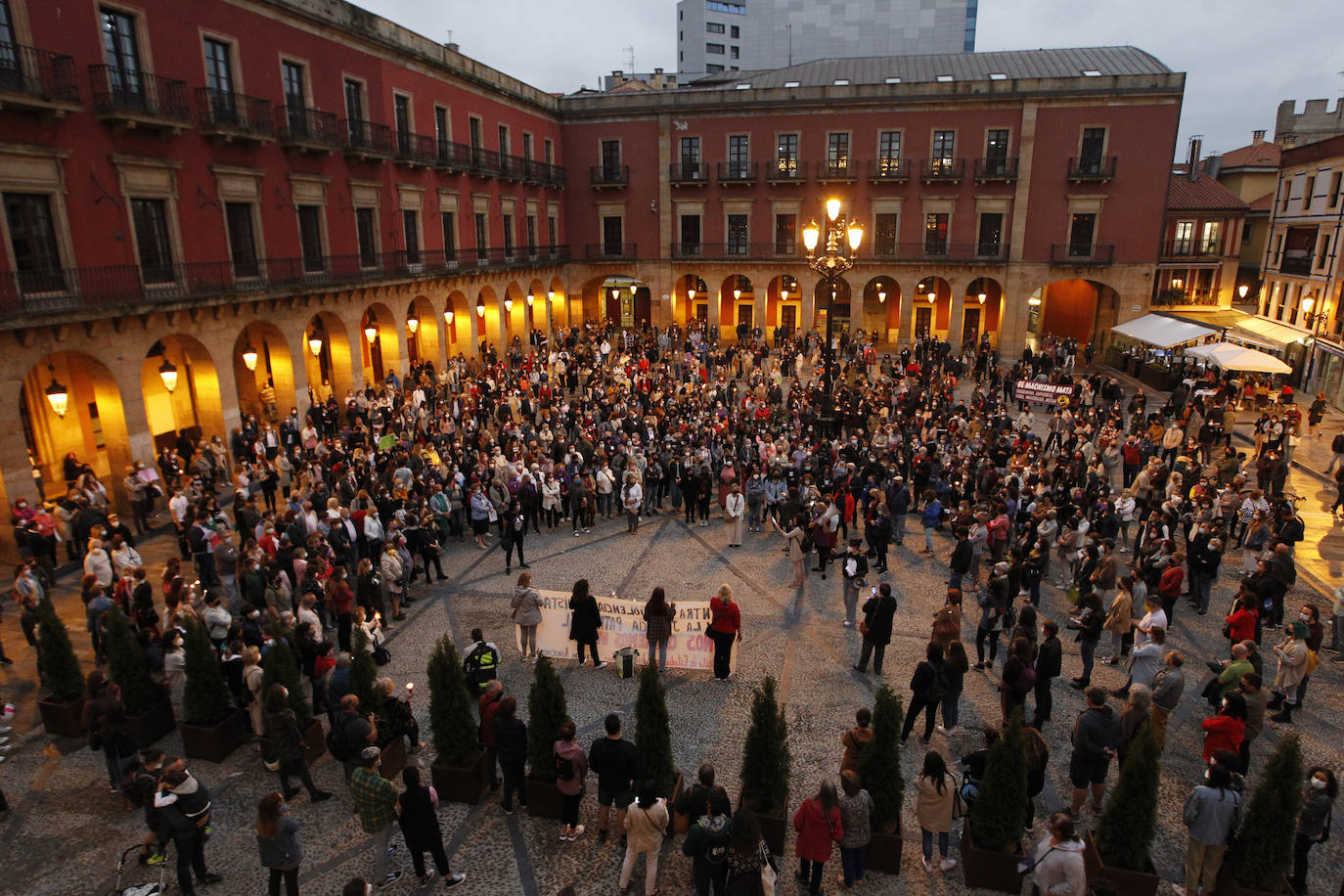 La pena más profunda, la rabia más absoluta, la repulsa más contundente. Cientos de asturianos iluminaron ayer con velas las calles de Avilés, Corvera, Castrillón, Gijón, Siero, Oviedo, Cabrales, Cangas de Onís, Piloña, Ribadesella, Llanes, Parres, Ribadedeva, Colunga, Villaviciosa, Bimenes, Langreo, Mieres, Lena, Navia, La Caridad, Grado, Nava, Sariego y San Martín del Rey Aurelio para homenajear a las niñas de Tenerife, condenar los últimos crímenes de violencia machista y vicaria y pedir el fin de esta lacra, que en lo que va de año ha acabado con la vida de 18 mujeres, al confirmarse que la muerte de la joven sevillana Rocío C. P. fue un crimen machista.