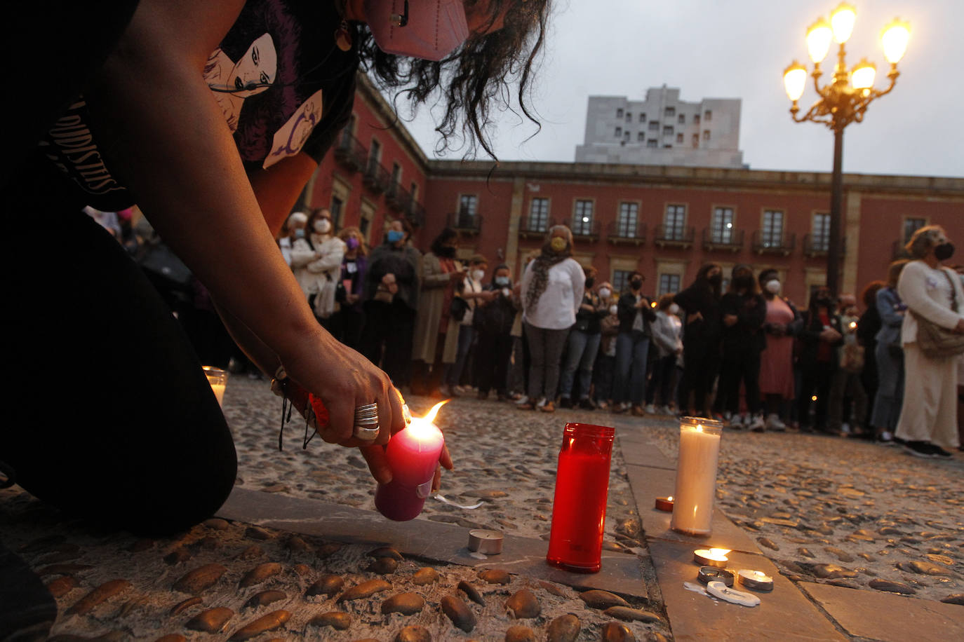 La pena más profunda, la rabia más absoluta, la repulsa más contundente. Cientos de asturianos iluminaron ayer con velas las calles de Avilés, Corvera, Castrillón, Gijón, Siero, Oviedo, Cabrales, Cangas de Onís, Piloña, Ribadesella, Llanes, Parres, Ribadedeva, Colunga, Villaviciosa, Bimenes, Langreo, Mieres, Lena, Navia, La Caridad, Grado, Nava, Sariego y San Martín del Rey Aurelio para homenajear a las niñas de Tenerife, condenar los últimos crímenes de violencia machista y vicaria y pedir el fin de esta lacra, que en lo que va de año ha acabado con la vida de 18 mujeres, al confirmarse que la muerte de la joven sevillana Rocío C. P. fue un crimen machista. 