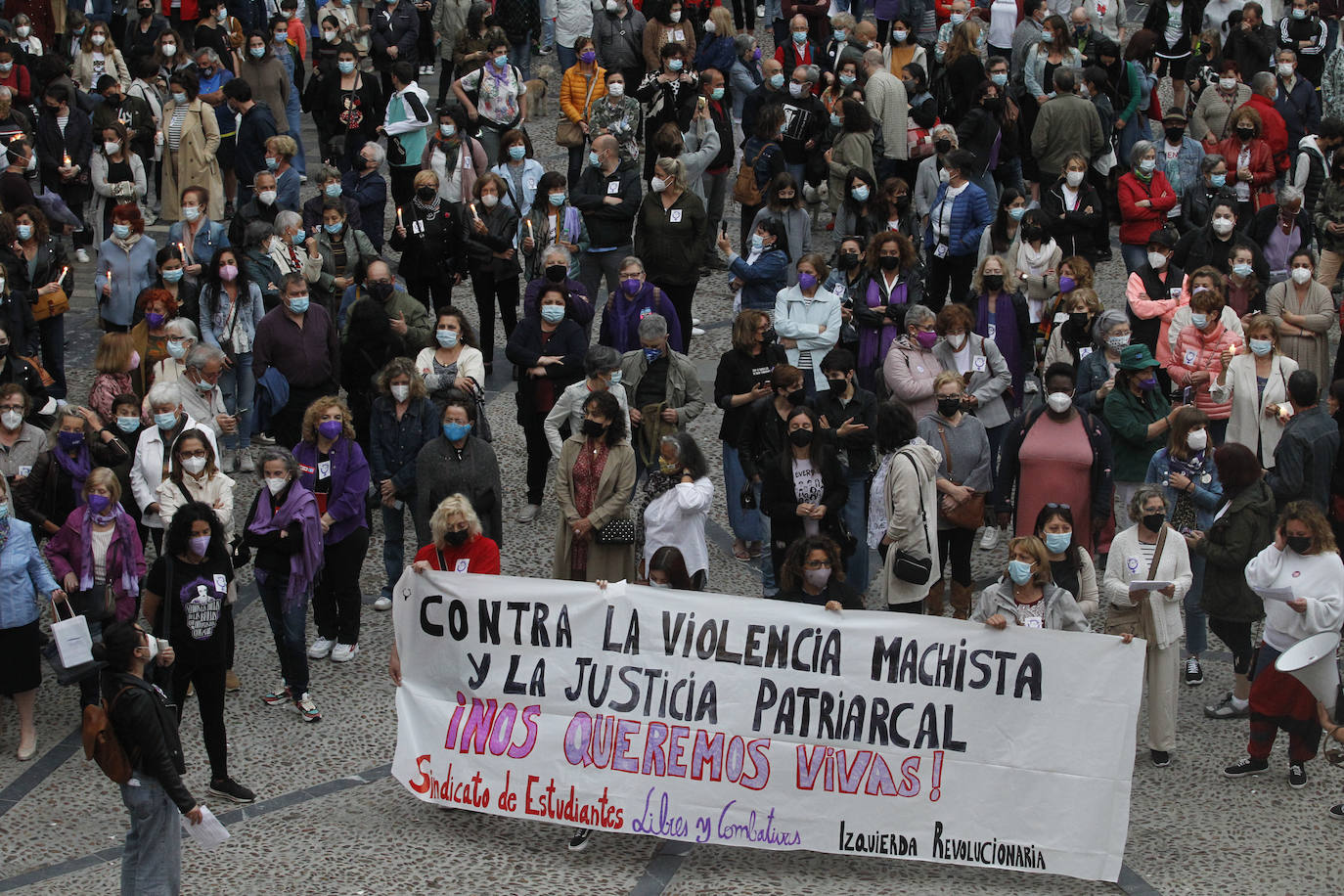 La pena más profunda, la rabia más absoluta, la repulsa más contundente. Cientos de asturianos iluminaron ayer con velas las calles de Avilés, Corvera, Castrillón, Gijón, Siero, Oviedo, Cabrales, Cangas de Onís, Piloña, Ribadesella, Llanes, Parres, Ribadedeva, Colunga, Villaviciosa, Bimenes, Langreo, Mieres, Lena, Navia, La Caridad, Grado, Nava, Sariego y San Martín del Rey Aurelio para homenajear a las niñas de Tenerife, condenar los últimos crímenes de violencia machista y vicaria y pedir el fin de esta lacra, que en lo que va de año ha acabado con la vida de 18 mujeres, al confirmarse que la muerte de la joven sevillana Rocío C. P. fue un crimen machista. 