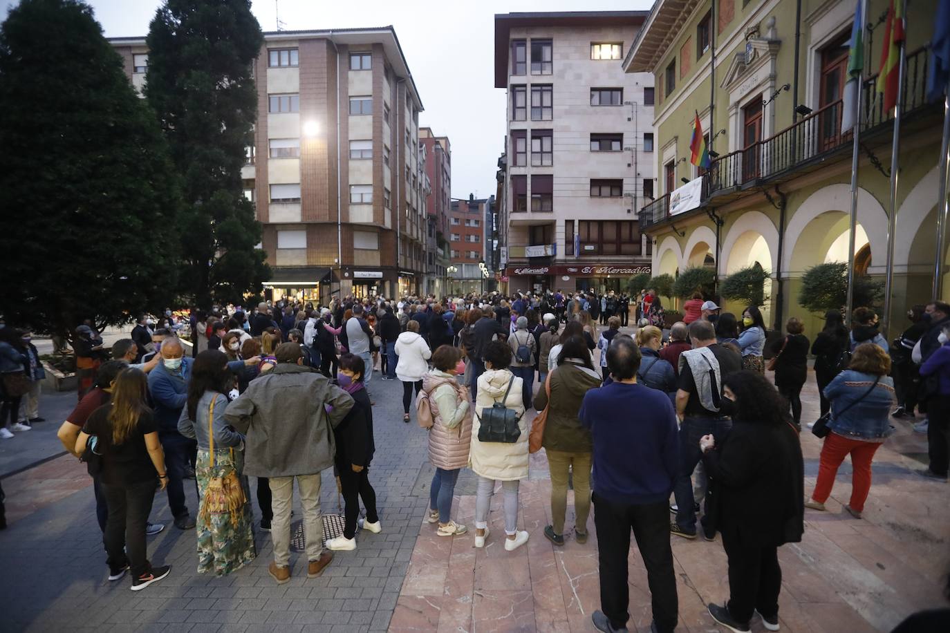 Las concentraciones en repulsa del asesinato a manos de su padre de la pequeña Olivia y de la desaparición de su hermana Anna se han sucedido a lo largo de los principales municipios de Asturias. Los manifestantes también han mostrado su repulsa ante el asesinato de Rocío, después de que su expareja y padre de su bebé de cuatro meses, confesase haberla matado. 