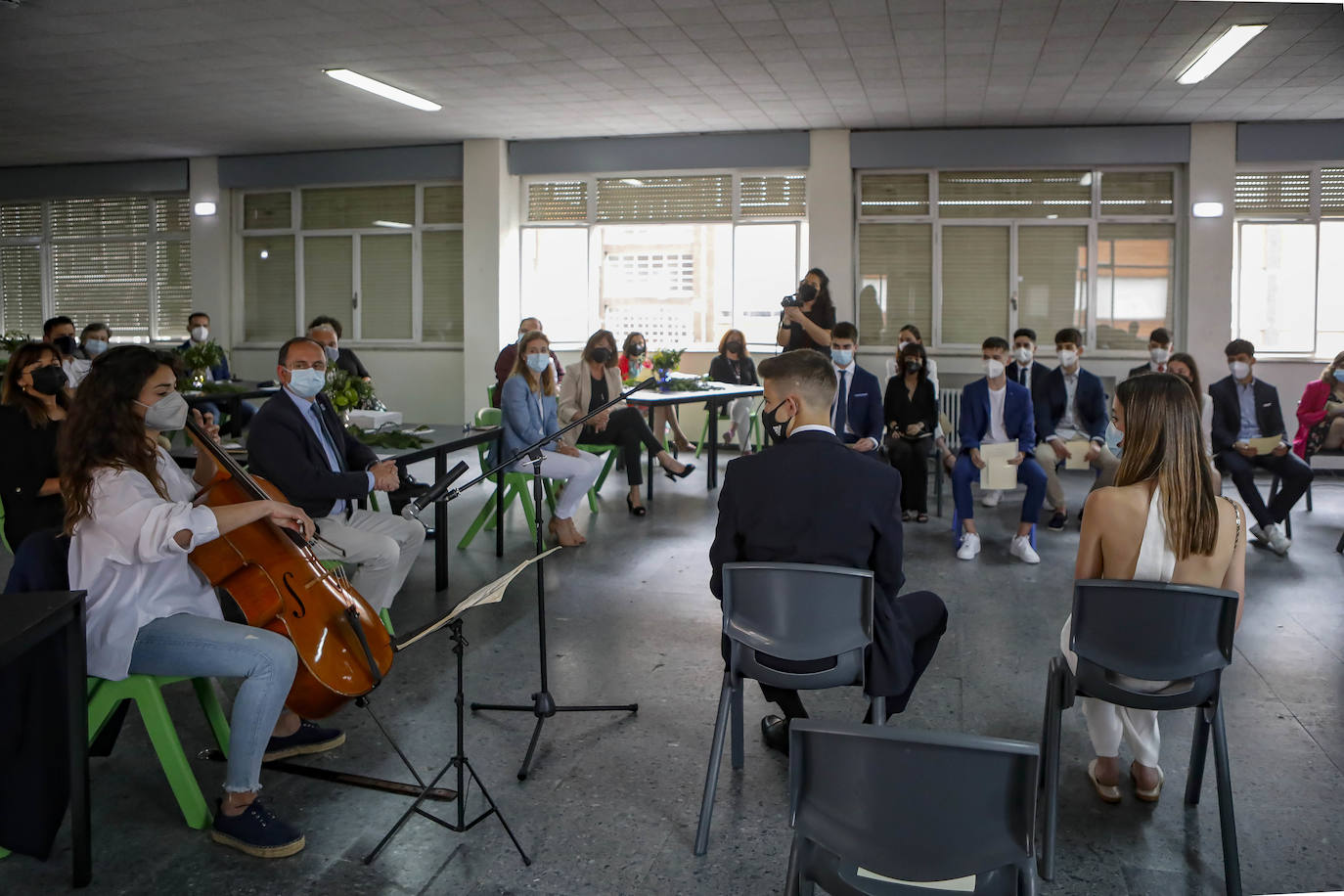 Los alumnos de Gijón están viviendo una de las jornadas más emotivas de su vida académica. Este viernes, una vez pasada la EBAU, se celebran las graduaciones de centros como el IES Padre Feijoo, el colegio Montedeva, el DODEMA o e IES Calderón de la Barca. 