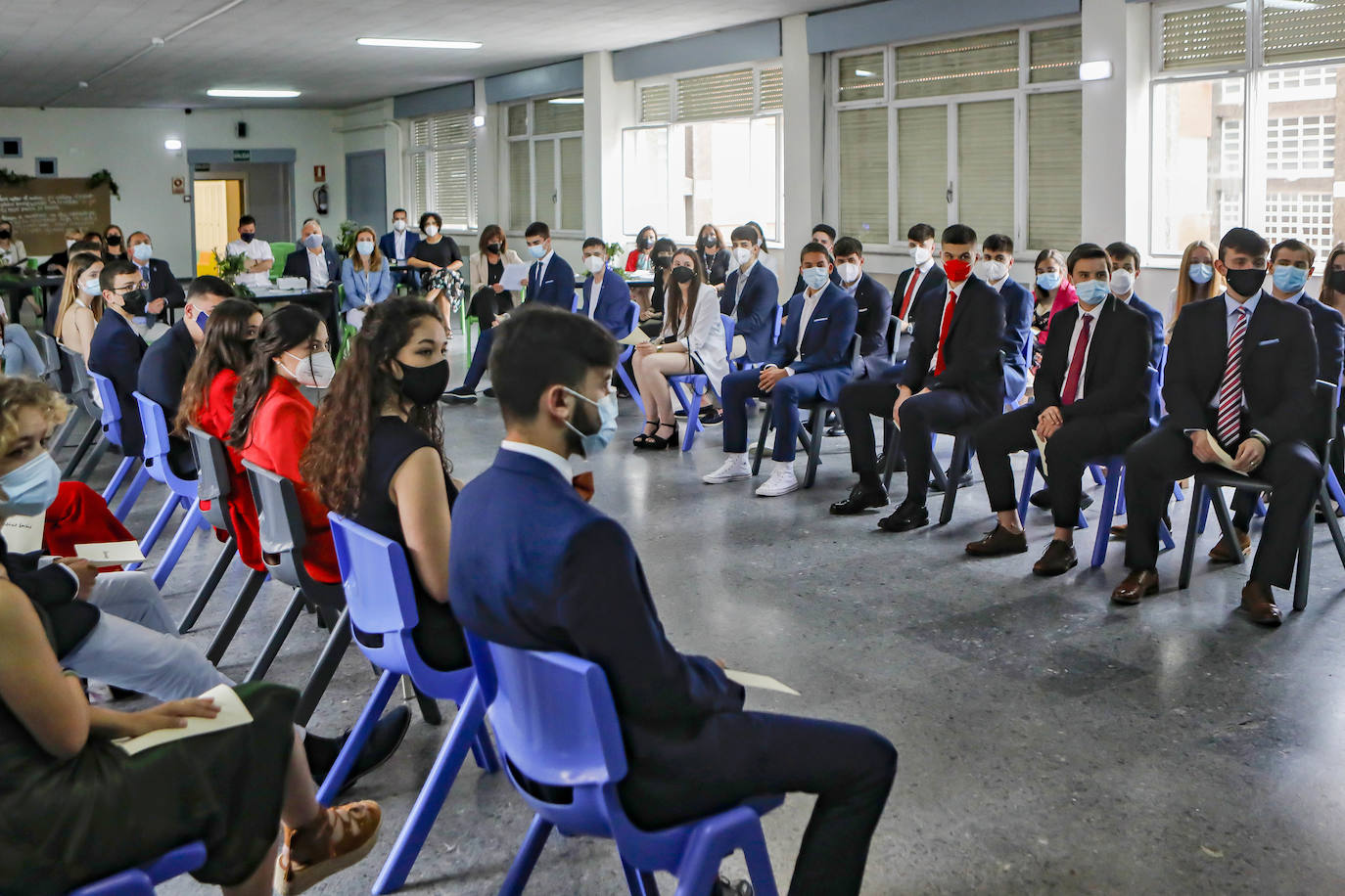 Los alumnos de Gijón están viviendo una de las jornadas más emotivas de su vida académica. Este viernes, una vez pasada la EBAU, se celebran las graduaciones de centros como el IES Padre Feijoo, el colegio Montedeva, el DODEMA o e IES Calderón de la Barca. 