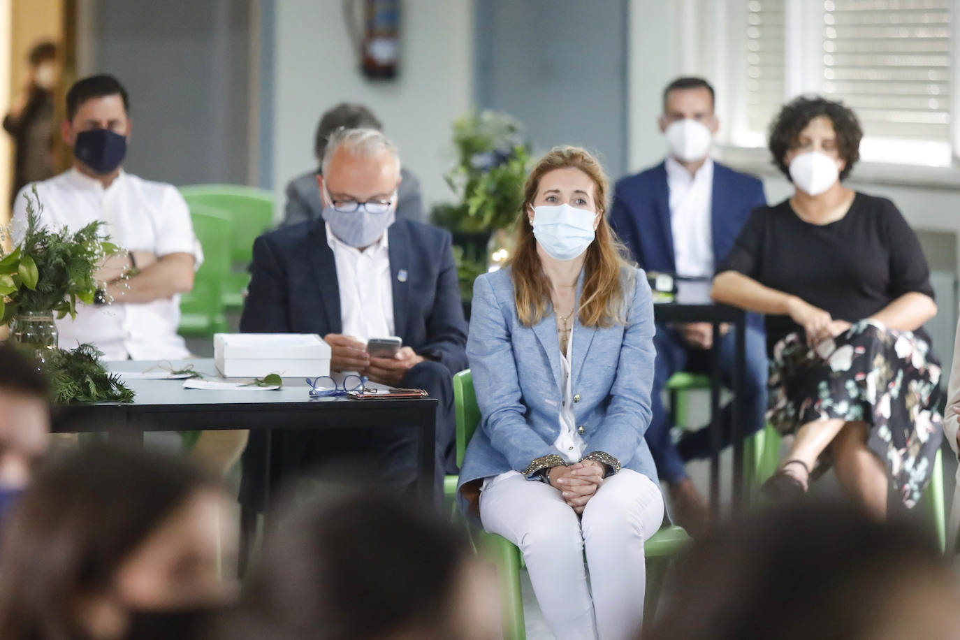Los alumnos de Gijón están viviendo una de las jornadas más emotivas de su vida académica. Este viernes, una vez pasada la EBAU, se celebran las graduaciones de centros como el IES Padre Feijoo, el colegio Montedeva, el DODEMA o e IES Calderón de la Barca. 