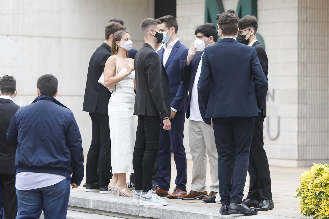Los alumnos de Gijón están viviendo una de las jornadas más emotivas de su vida académica. Este viernes, una vez pasada la EBAU, se celebran las graduaciones de centros como el IES Padre Feijoo, el colegio Montedeva, el DODEMA o e IES Calderón de la Barca. 