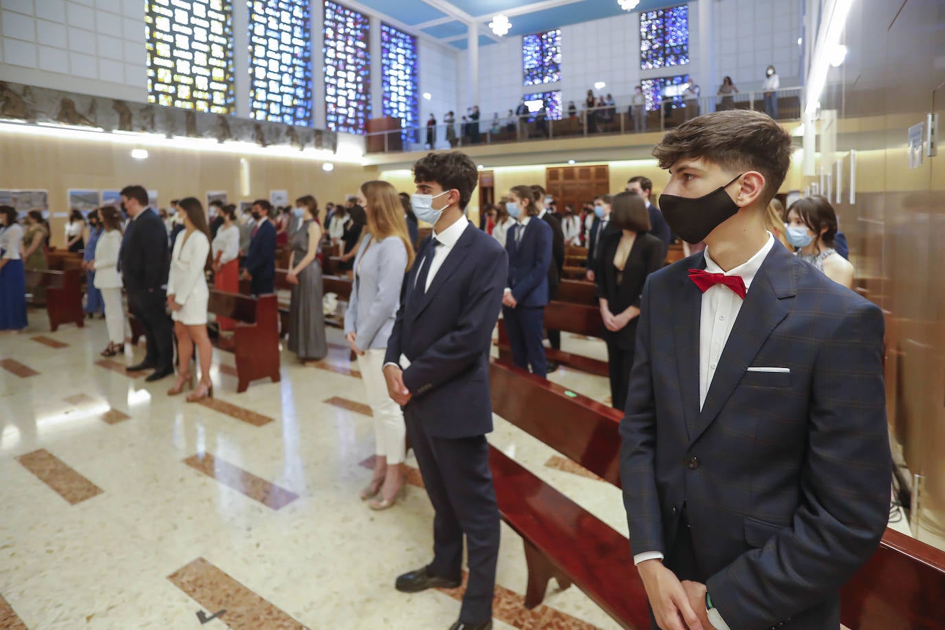 Los alumnos de Gijón están viviendo una de las jornadas más emotivas de su vida académica. Este viernes, una vez pasada la EBAU, se celebran las graduaciones de centros como el IES Padre Feijoo, el colegio Montedeva, el DODEMA o e IES Calderón de la Barca. 
