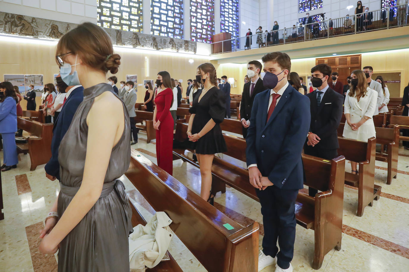 Los alumnos de Gijón están viviendo una de las jornadas más emotivas de su vida académica. Este viernes, una vez pasada la EBAU, se celebran las graduaciones de centros como el IES Padre Feijoo, el colegio Montedeva, el DODEMA o e IES Calderón de la Barca. 