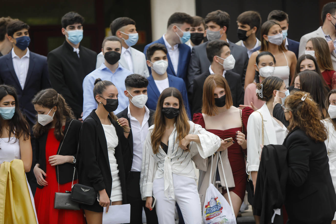 Los alumnos de Gijón están viviendo una de las jornadas más emotivas de su vida académica. Este viernes, una vez pasada la EBAU, se celebran las graduaciones de centros como el IES Padre Feijoo, el colegio Montedeva, el DODEMA o e IES Calderón de la Barca. 
