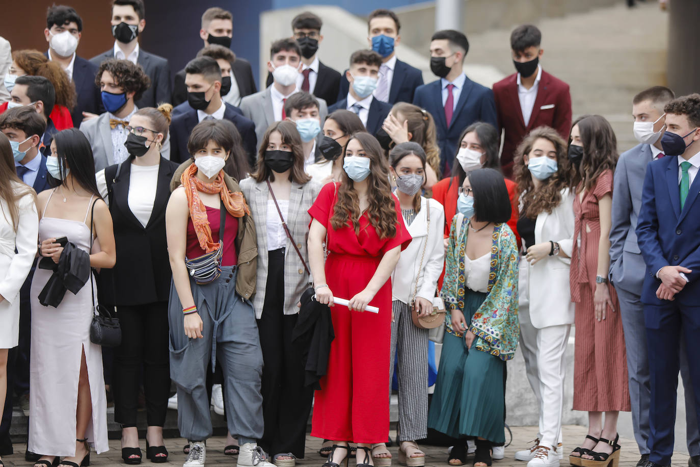 Los alumnos de Gijón están viviendo una de las jornadas más emotivas de su vida académica. Este viernes, una vez pasada la EBAU, se celebran las graduaciones de centros como el IES Padre Feijoo, el colegio Montedeva, el DODEMA o e IES Calderón de la Barca. 