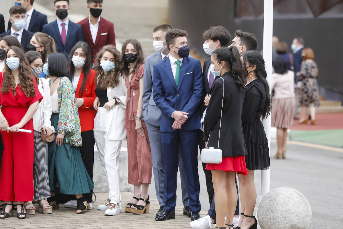 Los alumnos de Gijón están viviendo una de las jornadas más emotivas de su vida académica. Este viernes, una vez pasada la EBAU, se celebran las graduaciones de centros como el IES Padre Feijoo, el colegio Montedeva, el DODEMA o e IES Calderón de la Barca. 