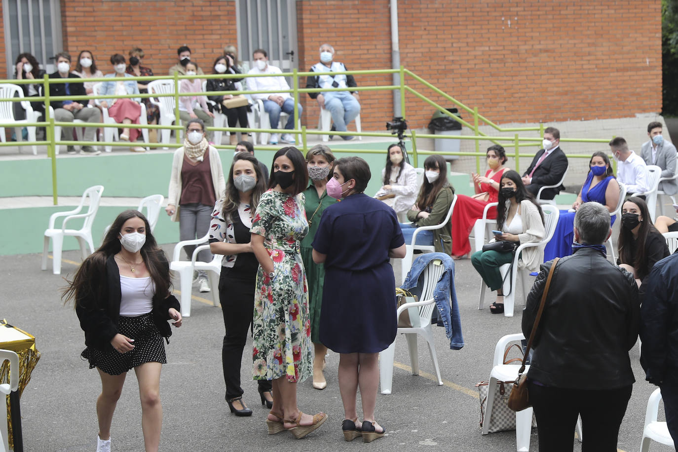 Los alumnos de Gijón están viviendo una de las jornadas más emotivas de su vida académica. Este viernes, una vez pasada la EBAU, se celebran las graduaciones de centros como el IES Padre Feijoo, el colegio Montedeva, el DODEMA o e IES Calderón de la Barca. 