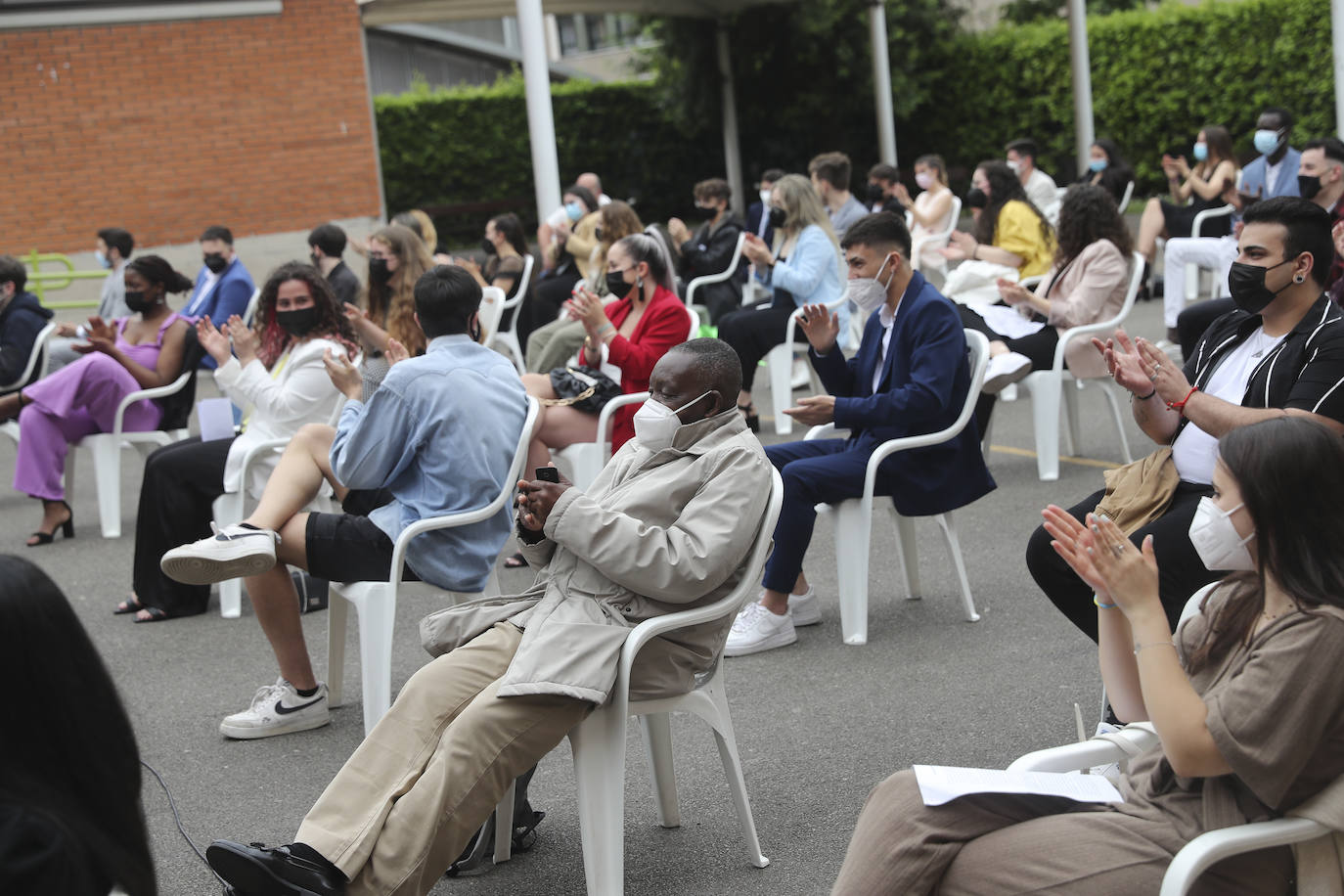 Los alumnos de Gijón están viviendo una de las jornadas más emotivas de su vida académica. Este viernes, una vez pasada la EBAU, se celebran las graduaciones de centros como el IES Padre Feijoo, el colegio Montedeva, el DODEMA o e IES Calderón de la Barca. 