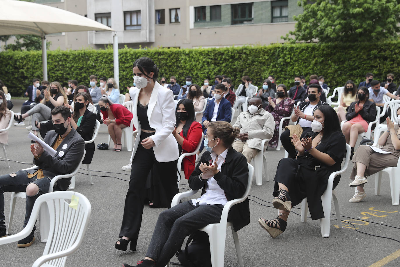 Los alumnos de Gijón están viviendo una de las jornadas más emotivas de su vida académica. Este viernes, una vez pasada la EBAU, se celebran las graduaciones de centros como el IES Padre Feijoo, el colegio Montedeva, el DODEMA o e IES Calderón de la Barca. 
