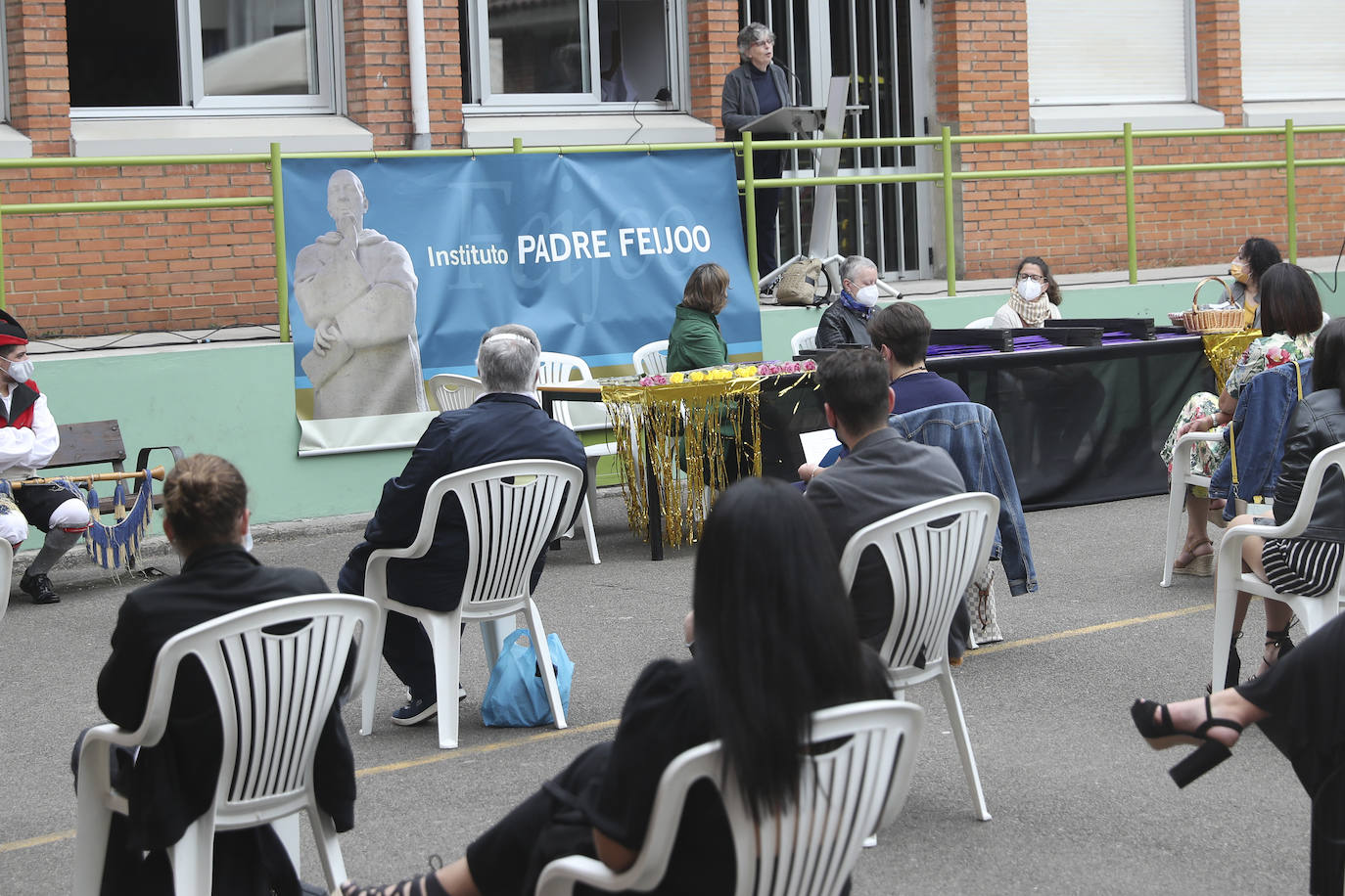 Los alumnos de Gijón están viviendo una de las jornadas más emotivas de su vida académica. Este viernes, una vez pasada la EBAU, se celebran las graduaciones de centros como el IES Padre Feijoo, el colegio Montedeva, el DODEMA o e IES Calderón de la Barca. 
