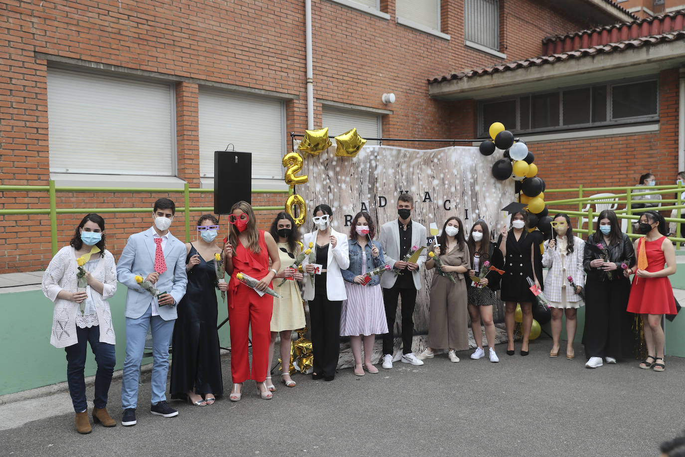 Los alumnos de Gijón están viviendo una de las jornadas más emotivas de su vida académica. Este viernes, una vez pasada la EBAU, se celebran las graduaciones de centros como el IES Padre Feijoo, el colegio Montedeva, el DODEMA o e IES Calderón de la Barca. 