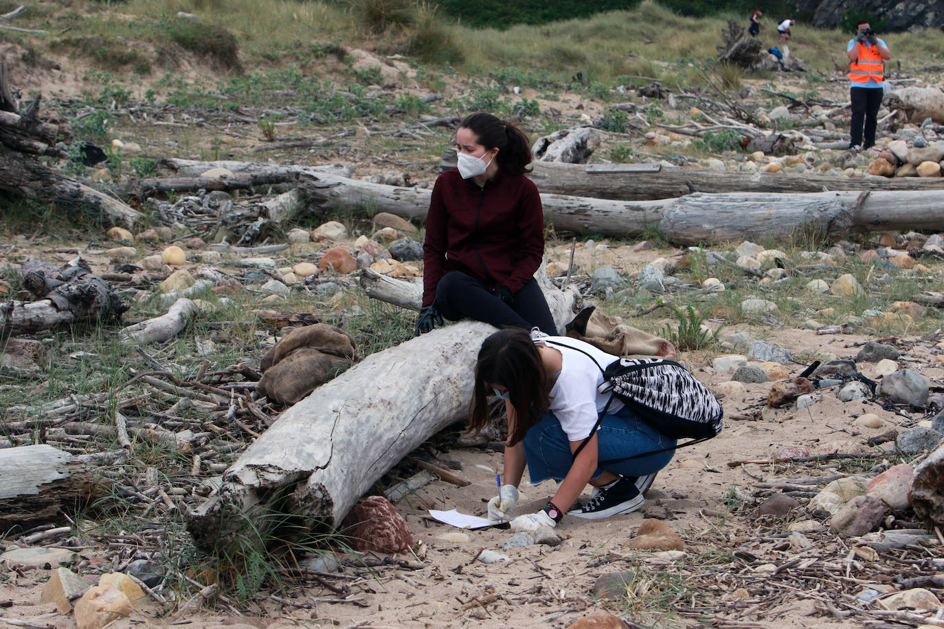 Decenas de personas se han sumado a la lucha contra la 'basuraleza' (los residuos arrojados en plena naturaleza) en el municipio de Gozón a través del proyecto Libera, de Ecoembes y SEO/BirdLife, y 'La cara invisible del planeta'. Esta última iniciativa ha llevado a cabo la limpieza de la playa de Xagó 