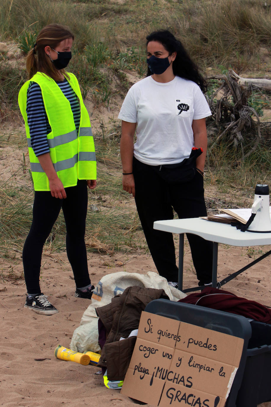 Decenas de personas se han sumado a la lucha contra la 'basuraleza' (los residuos arrojados en plena naturaleza) en el municipio de Gozón a través del proyecto Libera, de Ecoembes y SEO/BirdLife, y 'La cara invisible del planeta'. Esta última iniciativa ha llevado a cabo la limpieza de la playa de Xagó 