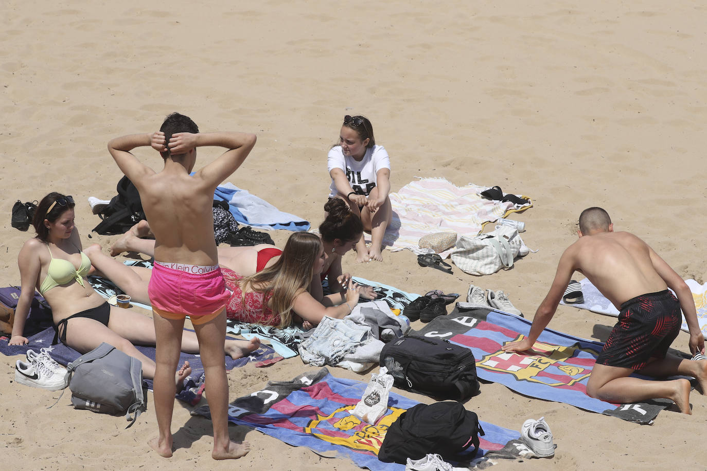 El ha animado a los asturianos a llenar playas y paseos. Por ejemplo, el arenal gijonés de San Lorenzo lucía a rebosar a primera hora de la tarde de este sábado. Pero la situación podrá cambiar drásticamente de cara al domingo, cuando la Agencia Estatal de Meteorología (Aemet) ha lanzado un aviso por la llegada de intensas precipitaciones y granizo a algunas partes de la región 