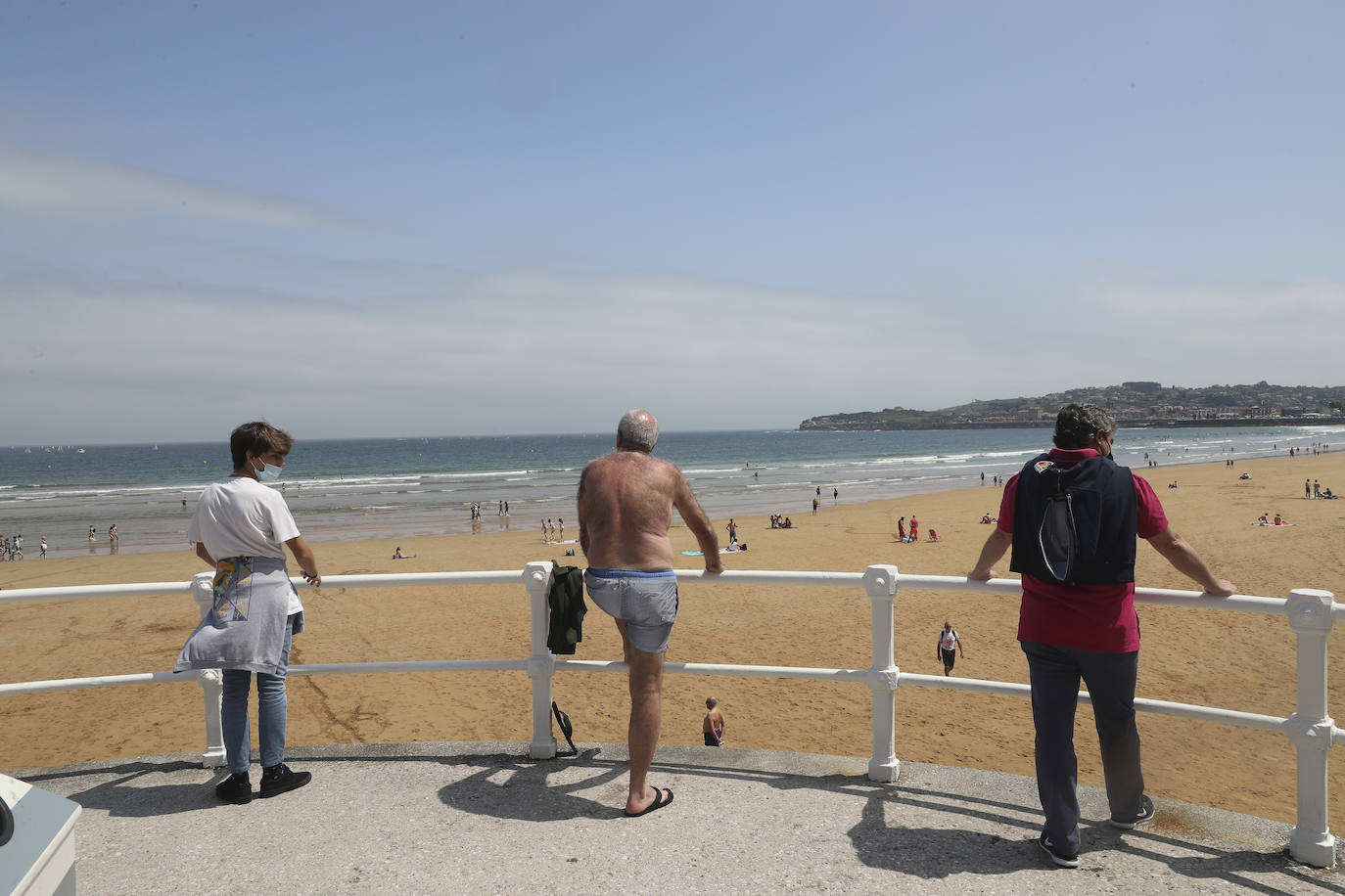 El ha animado a los asturianos a llenar playas y paseos. Por ejemplo, el arenal gijonés de San Lorenzo lucía a rebosar a primera hora de la tarde de este sábado. Pero la situación podrá cambiar drásticamente de cara al domingo, cuando la Agencia Estatal de Meteorología (Aemet) ha lanzado un aviso por la llegada de intensas precipitaciones y granizo a algunas partes de la región 