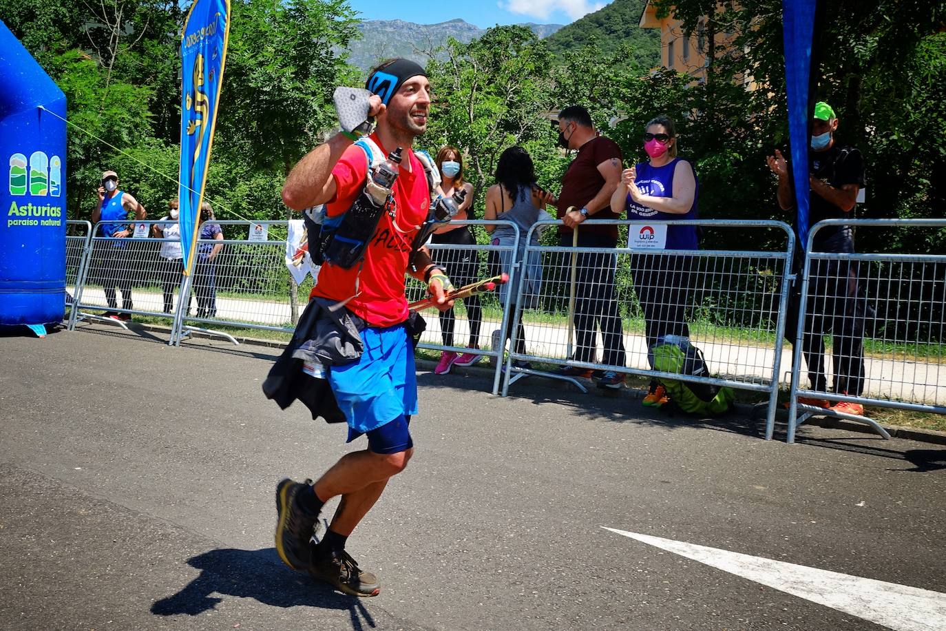 En el regreso de la competición a los Picos de Europa, Manuel Merillas mantuvo su dominio inalcanzable en La Travesera Oquendo. El berciano ha conseguido pulverizar su anterior registro y completar el recorrido por debajo de la barrera de las diez horas. En concreto, nueve horas, cincuenta y dos minutos y cincuenta y tres segundos fue el tiempo acreditado en la meta de Arenas de Cabrales