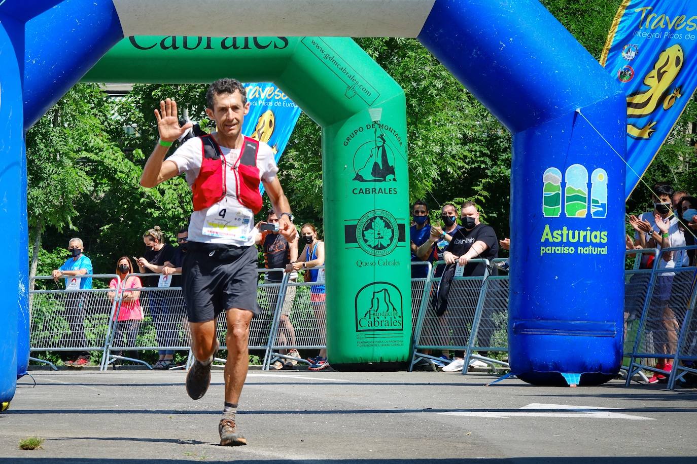 En el regreso de la competición a los Picos de Europa, Manuel Merillas mantuvo su dominio inalcanzable en La Travesera Oquendo. El berciano ha conseguido pulverizar su anterior registro y completar el recorrido por debajo de la barrera de las diez horas. En concreto, nueve horas, cincuenta y dos minutos y cincuenta y tres segundos fue el tiempo acreditado en la meta de Arenas de Cabrales