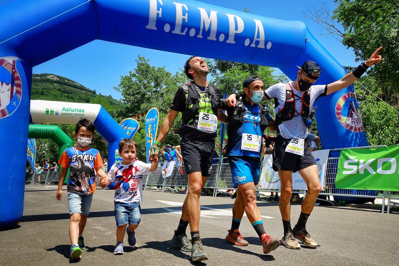 En el regreso de la competición a los Picos de Europa, Manuel Merillas mantuvo su dominio inalcanzable en La Travesera Oquendo. El berciano ha conseguido pulverizar su anterior registro y completar el recorrido por debajo de la barrera de las diez horas. En concreto, nueve horas, cincuenta y dos minutos y cincuenta y tres segundos fue el tiempo acreditado en la meta de Arenas de Cabrales