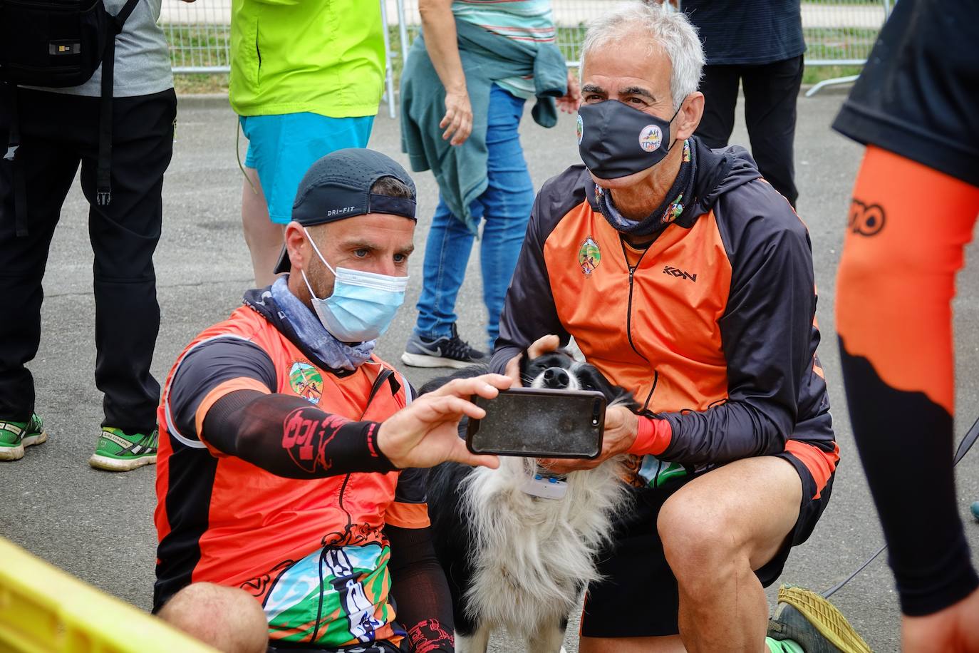 En el regreso de la competición a los Picos de Europa, Manuel Merillas mantuvo su dominio inalcanzable en La Travesera Oquendo. El berciano ha conseguido pulverizar su anterior registro y completar el recorrido por debajo de la barrera de las diez horas. En concreto, nueve horas, cincuenta y dos minutos y cincuenta y tres segundos fue el tiempo acreditado en la meta de Arenas de Cabrales