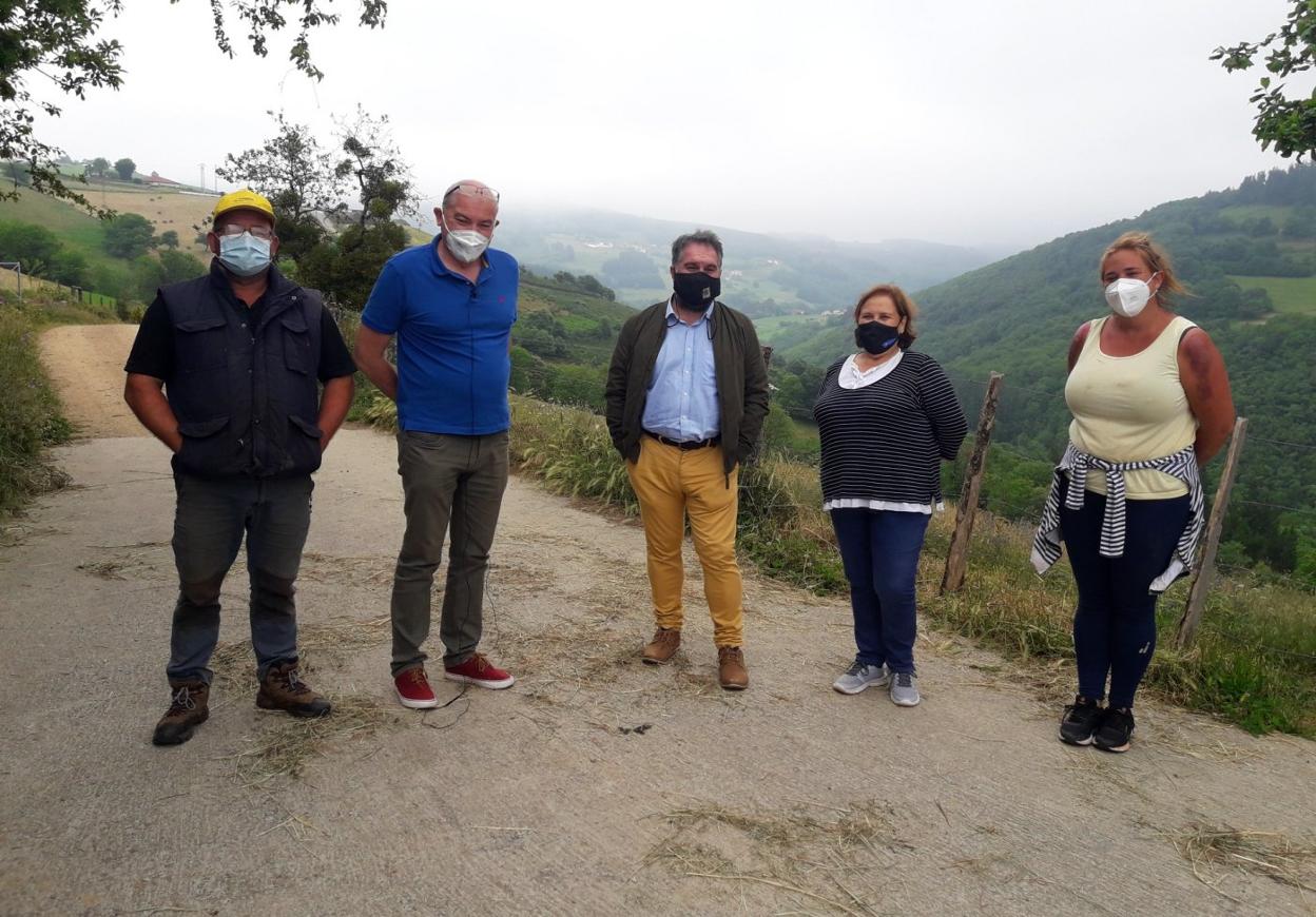 Fernando Prendes, con el alcalde de Allande y algunos vecinos. 