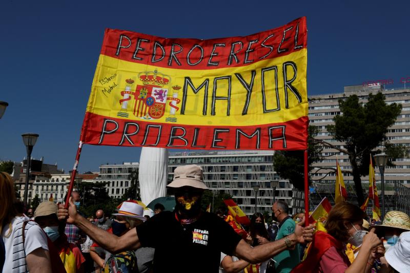 Un manifestante muestra una pancarta durante la concentración.