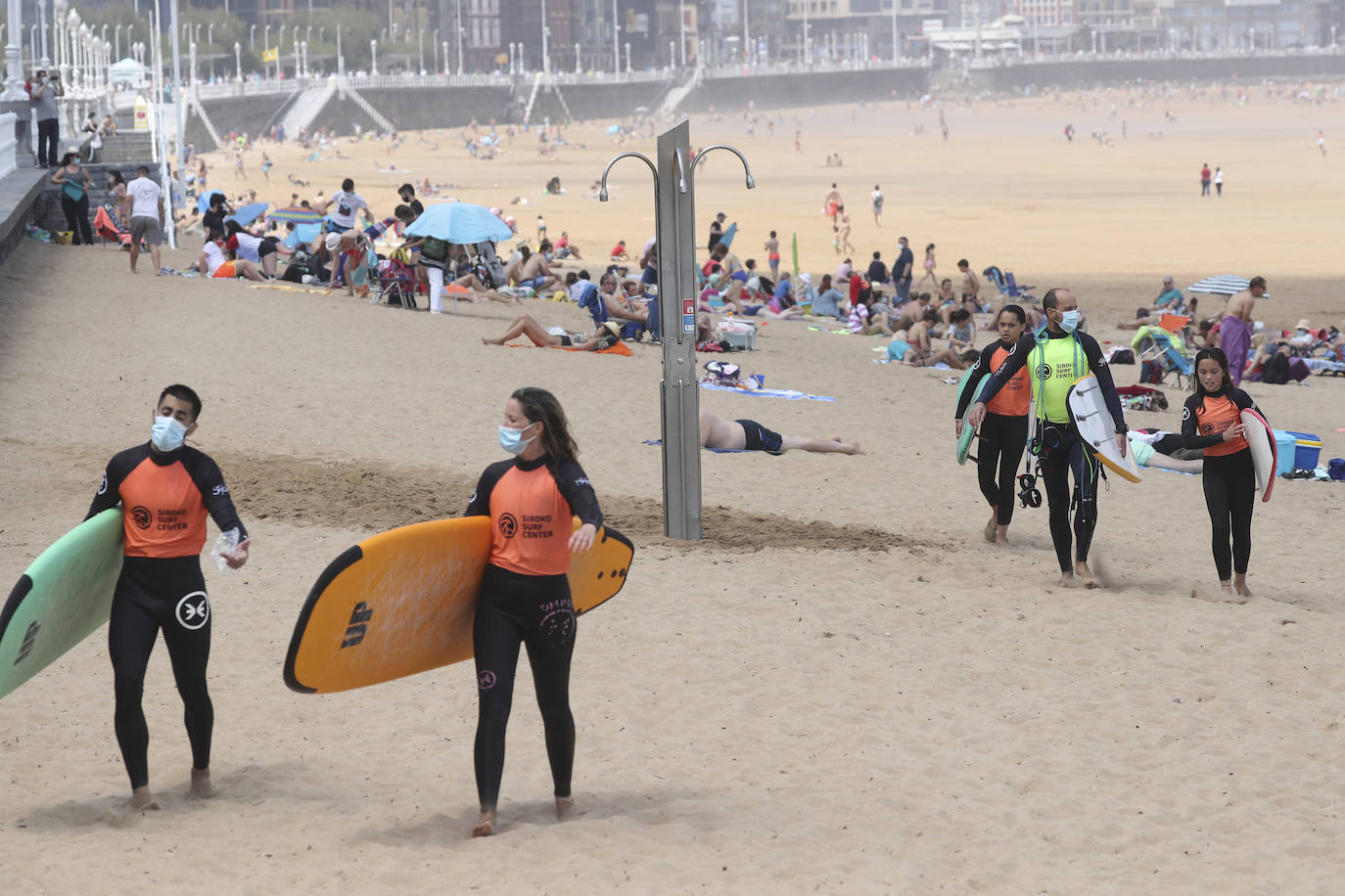 Asturias ha vivido una calurosa mañana de domingo, con temperaturas que han rozado los 30 grados en algunos puntos de la región; una situación que podrá cambiar drásticamente de cara a las últimas horas del día. Por eso muchas personas han querido aprovechar las últimas horas de buen tiempo y han llenado playas y terrazas. Ya por la tarde la intensa niebla se ha adentrado en el Principado, que terminó por disuadir a los bañistas. 