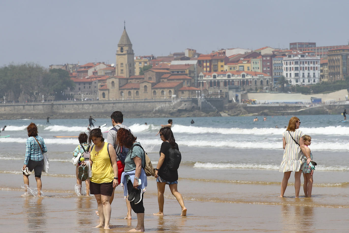 Asturias ha vivido una calurosa mañana de domingo, con temperaturas que han rozado los 30 grados en algunos puntos de la región; una situación que podrá cambiar drásticamente de cara a las últimas horas del día. Por eso muchas personas han querido aprovechar las últimas horas de buen tiempo y han llenado playas y terrazas. Ya por la tarde la intensa niebla se ha adentrado en el Principado, que terminó por disuadir a los bañistas. 