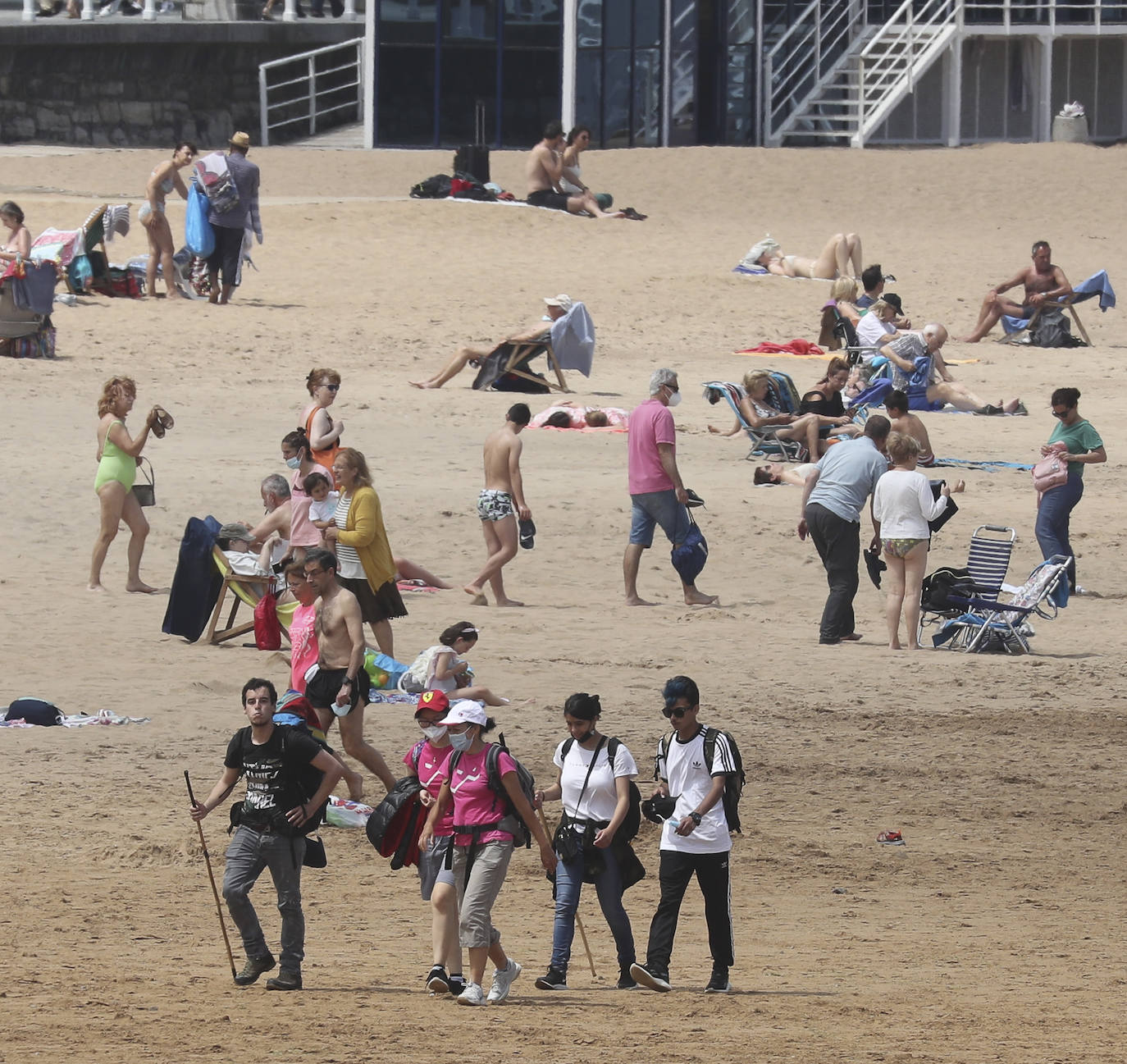 Asturias ha vivido una calurosa mañana de domingo, con temperaturas que han rozado los 30 grados en algunos puntos de la región; una situación que podrá cambiar drásticamente de cara a las últimas horas del día. Por eso muchas personas han querido aprovechar las últimas horas de buen tiempo y han llenado playas y terrazas. Ya por la tarde la intensa niebla se ha adentrado en el Principado, que terminó por disuadir a los bañistas. 