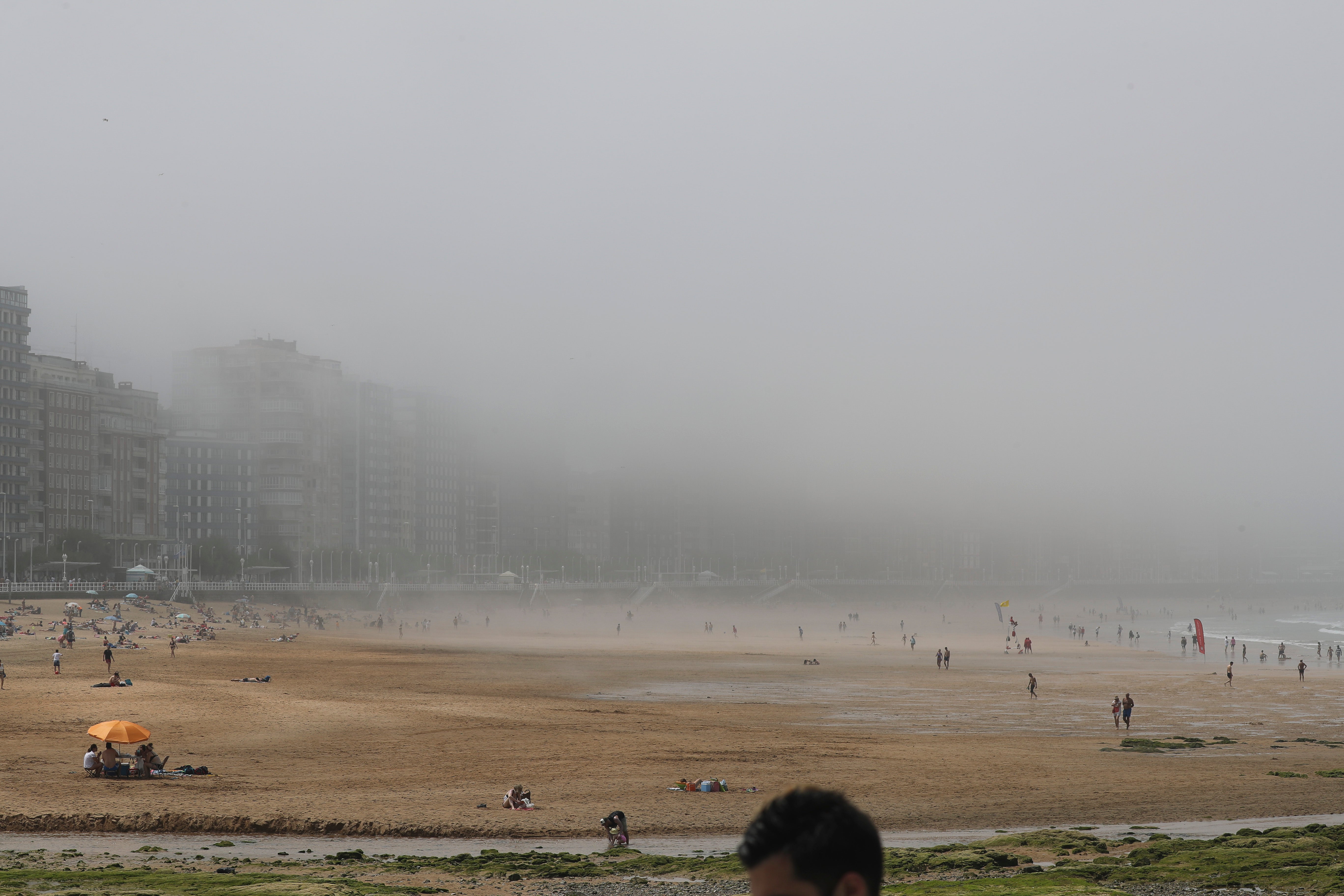 Asturias ha vivido una calurosa mañana de domingo, con temperaturas que han rozado los 30 grados en algunos puntos de la región; una situación que podrá cambiar drásticamente de cara a las últimas horas del día. Por eso muchas personas han querido aprovechar las últimas horas de buen tiempo y han llenado playas y terrazas. Ya por la tarde la intensa niebla se ha adentrado en el Principado, que terminó por disuadir a los bañistas. 