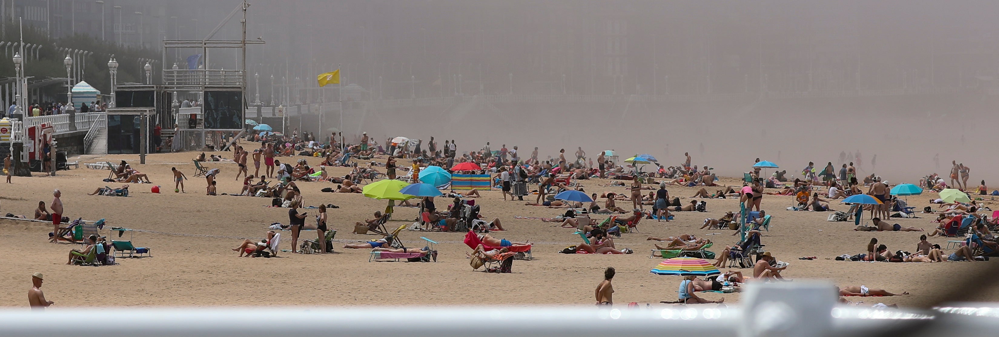 Asturias ha vivido una calurosa mañana de domingo, con temperaturas que han rozado los 30 grados en algunos puntos de la región; una situación que podrá cambiar drásticamente de cara a las últimas horas del día. Por eso muchas personas han querido aprovechar las últimas horas de buen tiempo y han llenado playas y terrazas. Ya por la tarde la intensa niebla se ha adentrado en el Principado, que terminó por disuadir a los bañistas. 