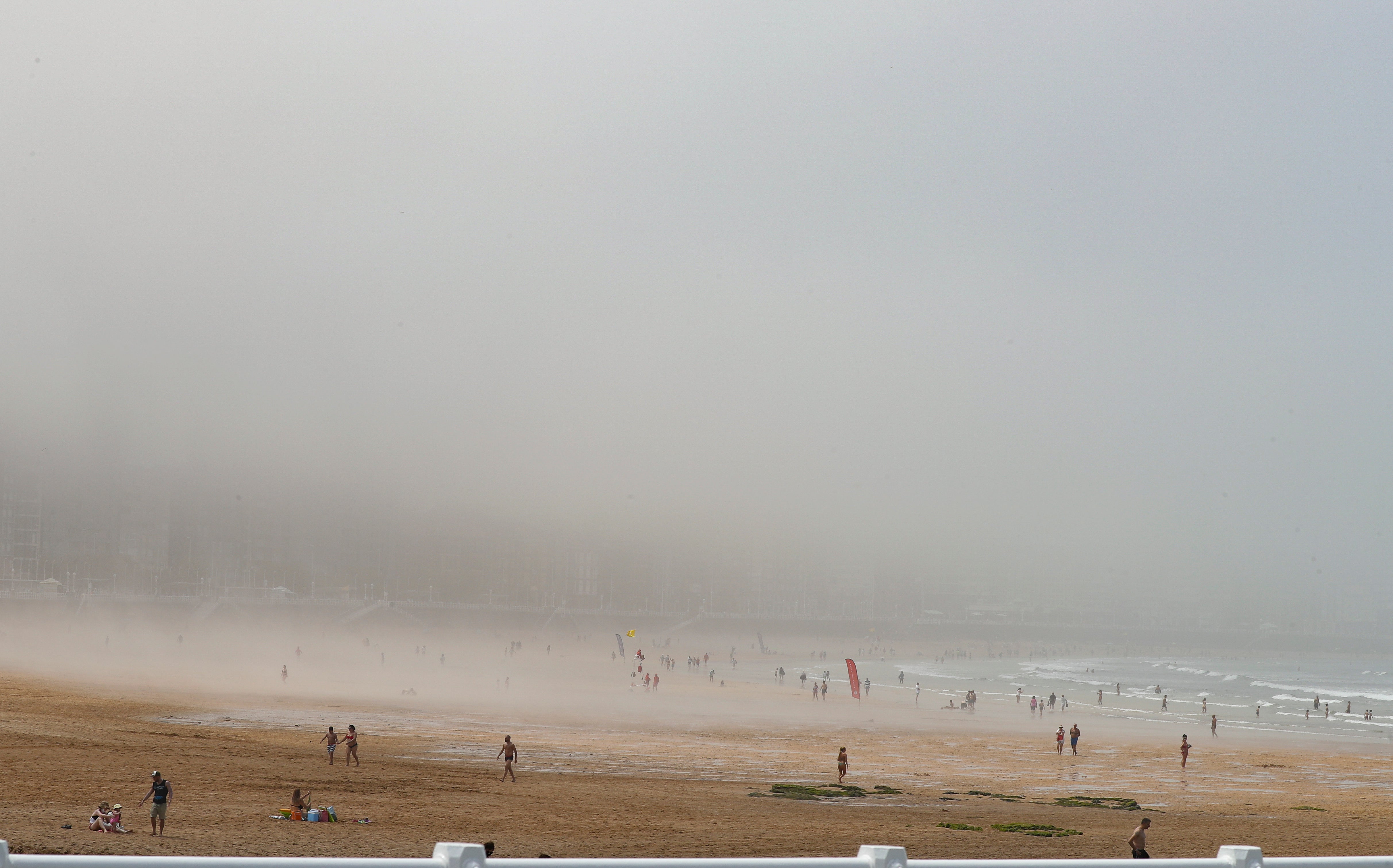 Asturias ha vivido una calurosa mañana de domingo, con temperaturas que han rozado los 30 grados en algunos puntos de la región; una situación que podrá cambiar drásticamente de cara a las últimas horas del día. Por eso muchas personas han querido aprovechar las últimas horas de buen tiempo y han llenado playas y terrazas. Ya por la tarde la intensa niebla se ha adentrado en el Principado, que terminó por disuadir a los bañistas. 