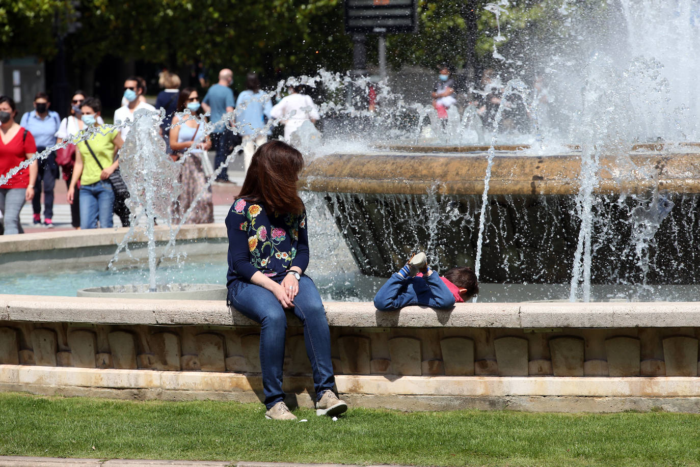 Asturias ha vivido una calurosa mañana de domingo, con temperaturas que han rozado los 30 grados en algunos puntos de la región; una situación que podrá cambiar drásticamente de cara a las últimas horas del día. Por eso muchas personas han querido aprovechar las últimas horas de buen tiempo y han llenado playas y terrazas. 