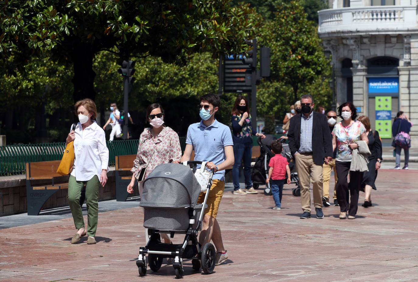 Asturias ha vivido una calurosa mañana de domingo, con temperaturas que han rozado los 30 grados en algunos puntos de la región; una situación que podrá cambiar drásticamente de cara a las últimas horas del día. Por eso muchas personas han querido aprovechar las últimas horas de buen tiempo y han llenado playas y terrazas. 