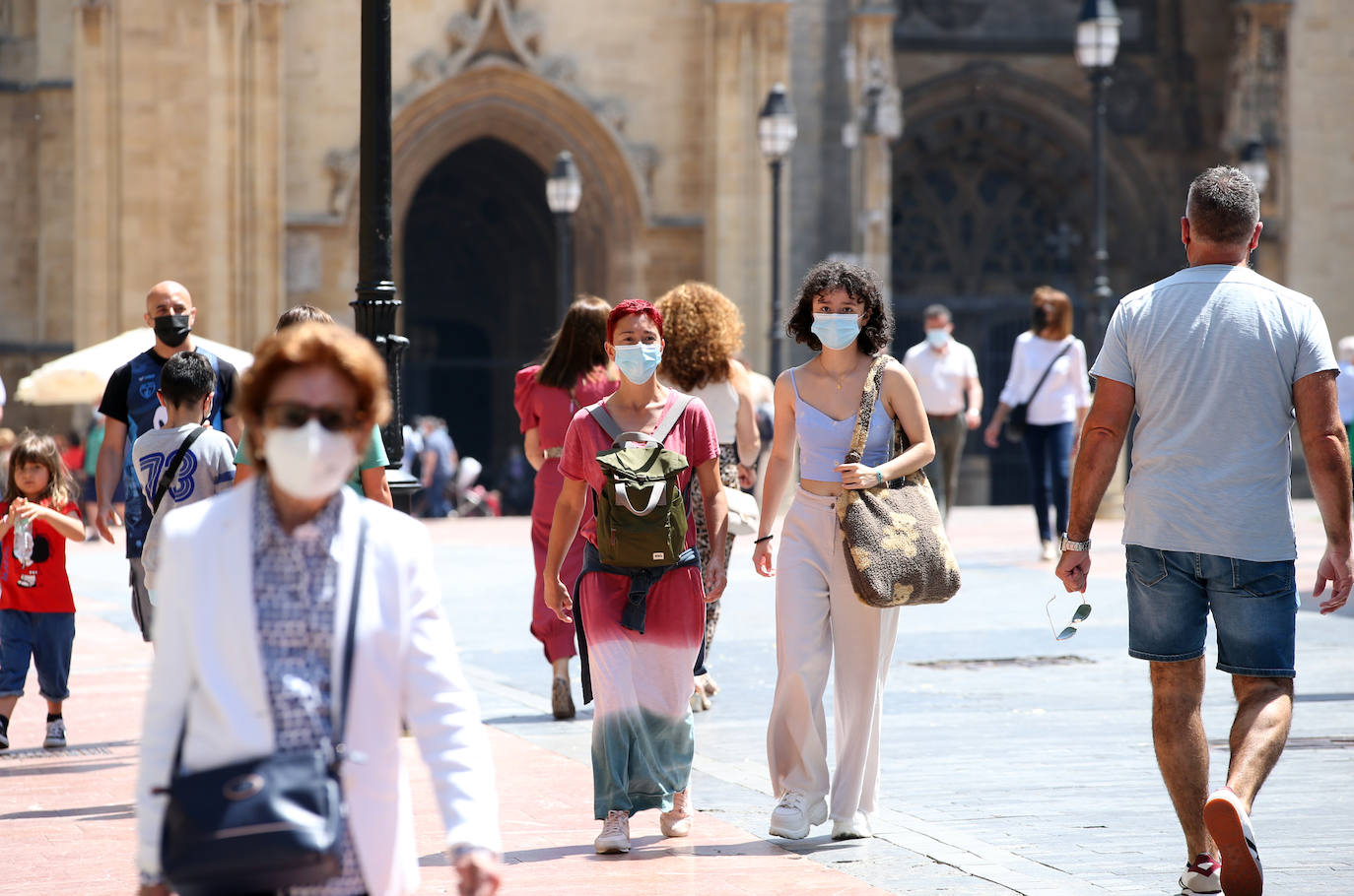 Asturias ha vivido una calurosa mañana de domingo, con temperaturas que han rozado los 30 grados en algunos puntos de la región; una situación que podrá cambiar drásticamente de cara a las últimas horas del día. Por eso muchas personas han querido aprovechar las últimas horas de buen tiempo y han llenado playas y terrazas. 