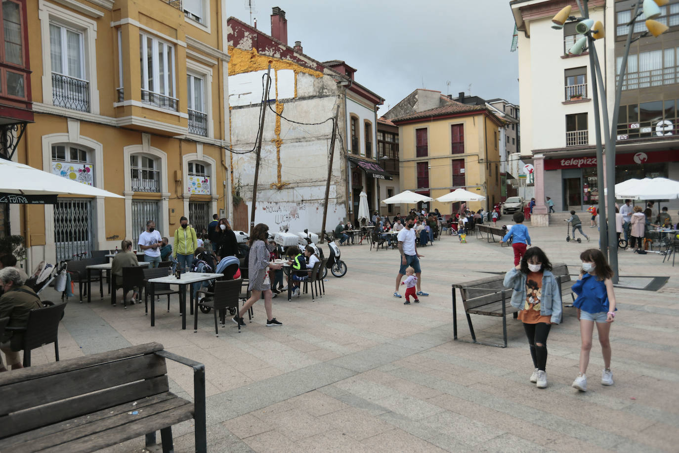 Asturias ha vivido una calurosa mañana de domingo, con temperaturas que han rozado los 30 grados en algunos puntos de la región; una situación que podrá cambiar drásticamente de cara a las últimas horas del día. Por eso muchas personas han querido aprovechar las últimas horas de buen tiempo y han llenado playas y terrazas. 