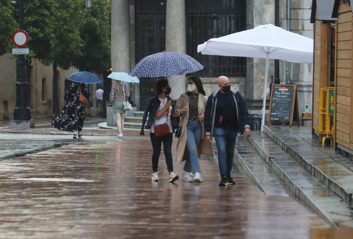 Asturias ha vivido una calurosa mañana de domingo, con temperaturas que han rozado los 30 grados en algunos puntos de la región; una situación que podrá cambiar drásticamente de cara a las últimas horas del día. Por eso muchas personas han querido aprovechar las últimas horas de buen tiempo y han llenado playas y terrazas. Ya por la tarde la intensa niebla se ha adentrado en el Principado, que terminó por disuadir a los bañistas. 