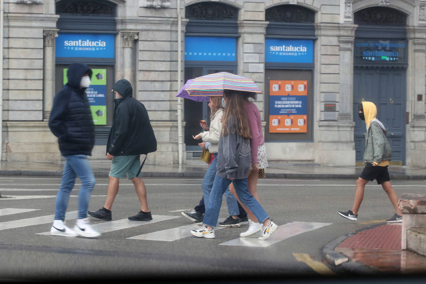 Asturias ha vivido una calurosa mañana de domingo, con temperaturas que han rozado los 30 grados en algunos puntos de la región; una situación que podrá cambiar drásticamente de cara a las últimas horas del día. Por eso muchas personas han querido aprovechar las últimas horas de buen tiempo y han llenado playas y terrazas. Ya por la tarde la intensa niebla se ha adentrado en el Principado, que terminó por disuadir a los bañistas. 