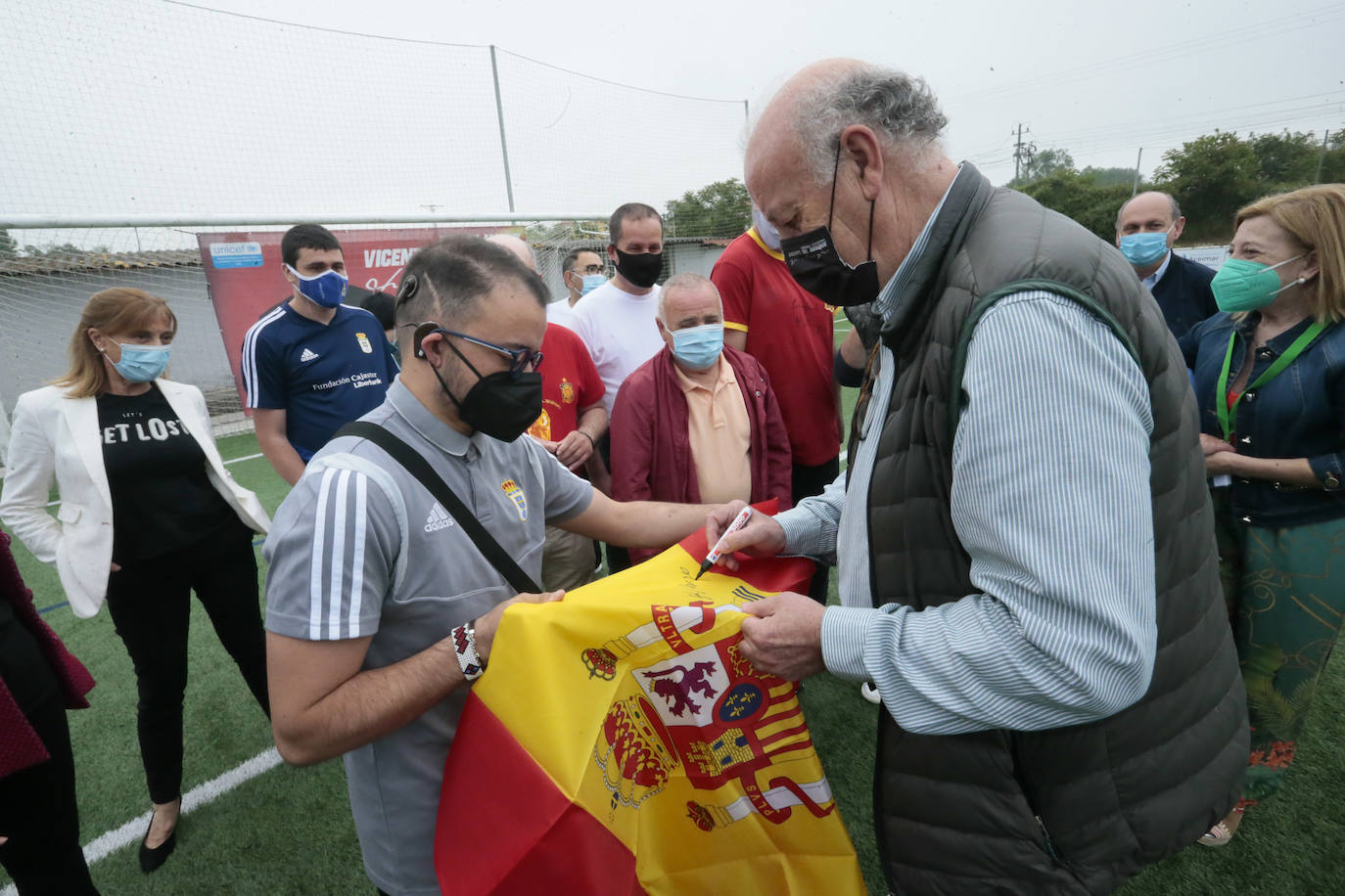 Vicente del Bosque, seleccionador nacional de fútbol con el que España ganó su primer y único Mundial del deporte rey, ha impartido este domingo una 'master class' frente a un centenar de niños y niñas de Noreña. 