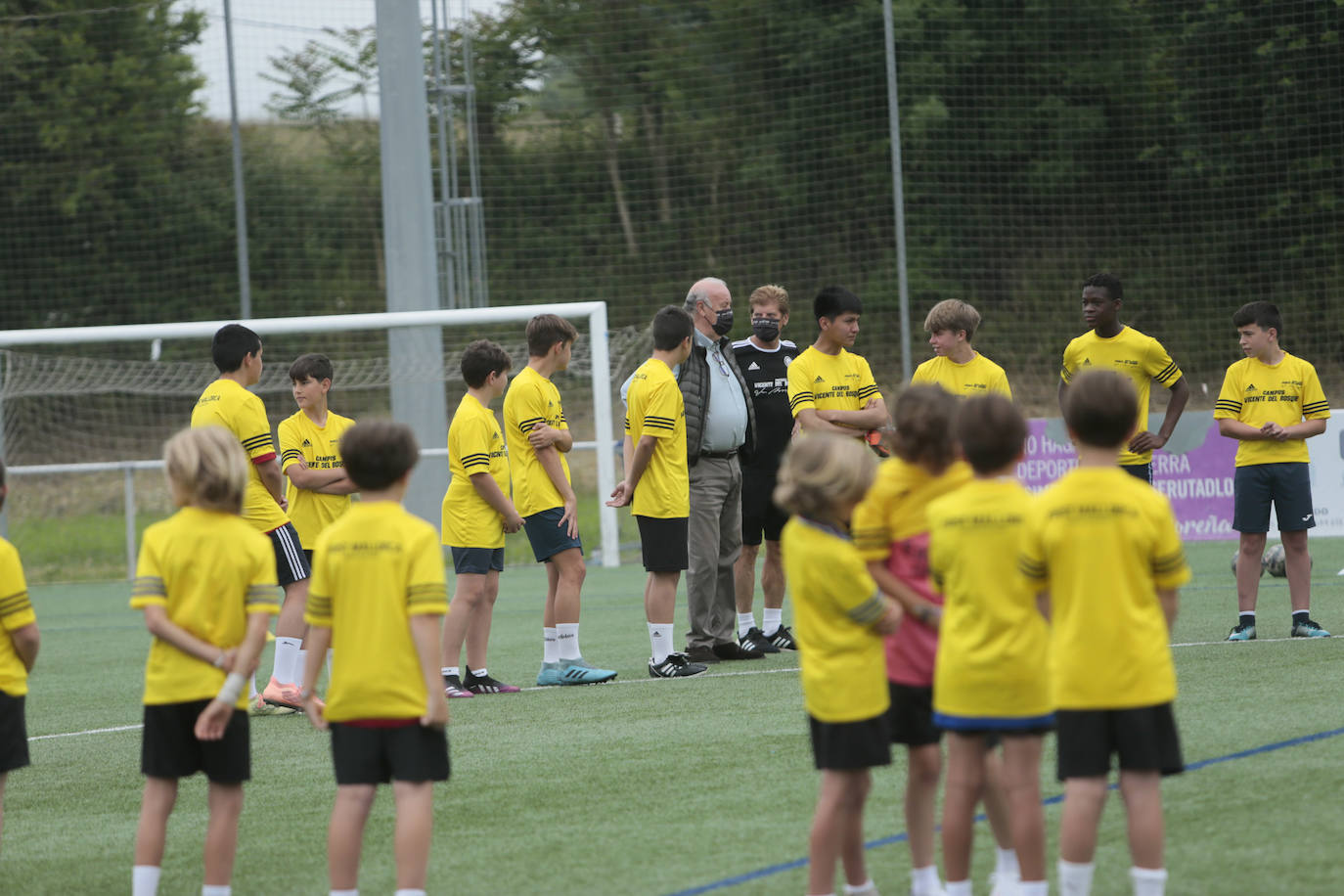 Vicente del Bosque, seleccionador nacional de fútbol con el que España ganó su primer y único Mundial del deporte rey, ha impartido este domingo una 'master class' frente a un centenar de niños y niñas de Noreña. 