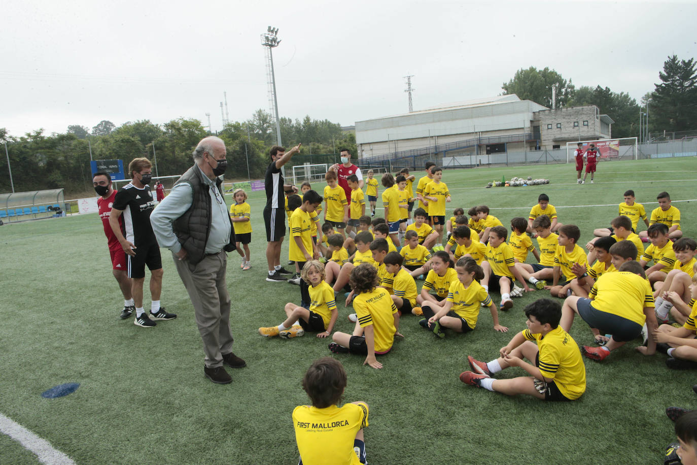 Vicente del Bosque, seleccionador nacional de fútbol con el que España ganó su primer y único Mundial del deporte rey, ha impartido este domingo una 'master class' frente a un centenar de niños y niñas de Noreña. 