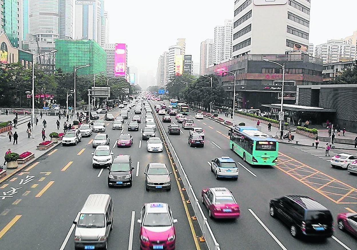 Tráfico rodado en una moderna calle de la ciudad china de Guangzhou. 