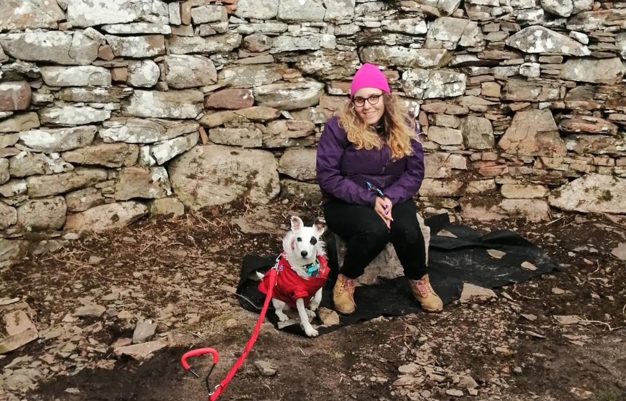 Alba Giralde, en el Broch de Ousdale con su perra 'Rosie'. La foto la tomó su novio.